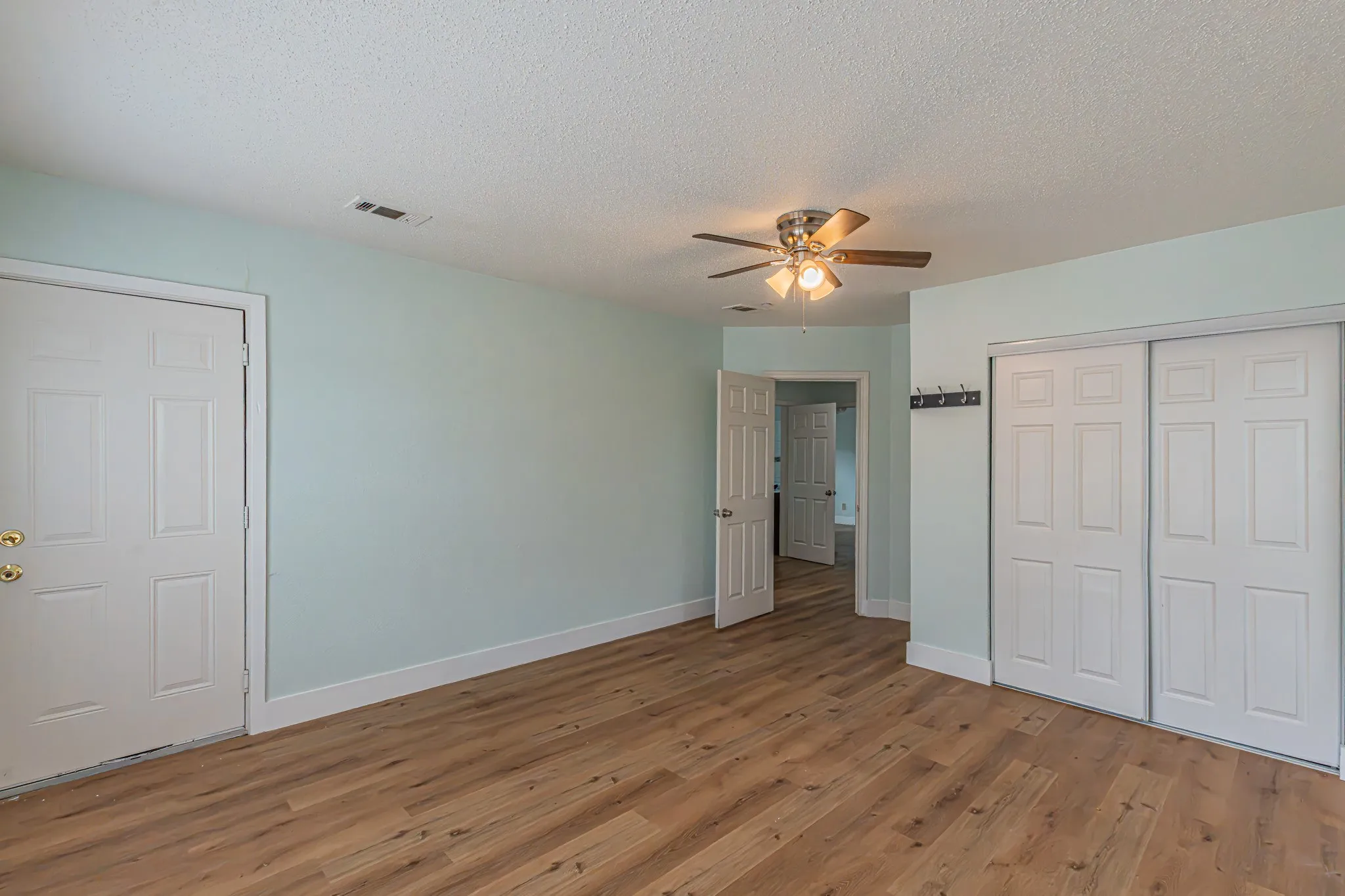 Single Family Residence For Sale in Dallas County , 2543 E Ann Arbor Avenue, Dallas, Texas 75216, 3 Bedroom, 2 Bathroom, Garage spaces, 1,202 Sqft, built in 1940, mls#21381031, Real Estate Agent in Dallas, Homes For Sale in Dallas county, Homes For Sale in Dallas, Realtor in Dallas Texas, Real Estate Brokerage Independent Realty Texas, Luminita Cordes Realtor