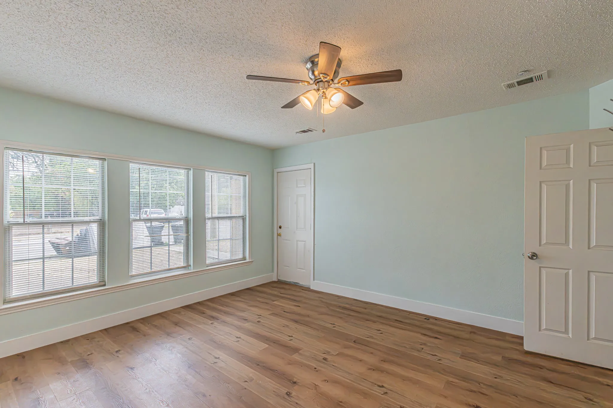 Single Family Residence For Sale in Dallas County , 2543 E Ann Arbor Avenue, Dallas, Texas 75216, 3 Bedroom, 2 Bathroom, Garage spaces, 1,202 Sqft, built in 1940, mls#21381031, Real Estate Agent in Dallas, Homes For Sale in Dallas county, Homes For Sale in Dallas, Realtor in Dallas Texas, Real Estate Brokerage Independent Realty Texas, Luminita Cordes Realtor