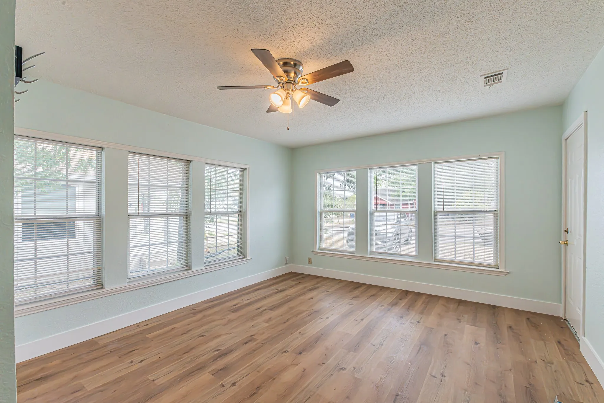 Single Family Residence For Sale in Dallas County , 2543 E Ann Arbor Avenue, Dallas, Texas 75216, 3 Bedroom, 2 Bathroom, Garage spaces, 1,202 Sqft, built in 1940, mls#21381031, Real Estate Agent in Dallas, Homes For Sale in Dallas county, Homes For Sale in Dallas, Realtor in Dallas Texas, Real Estate Brokerage Independent Realty Texas, Luminita Cordes Realtor