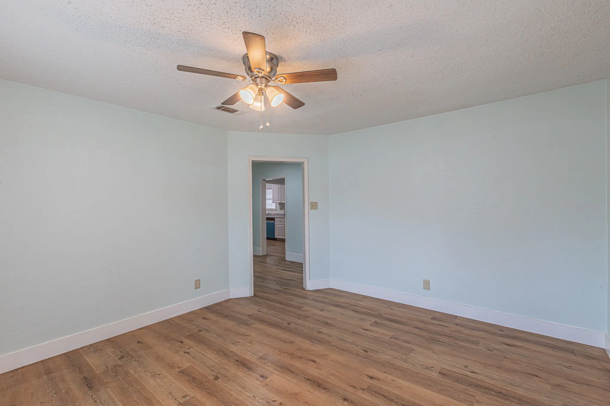 Single Family Residence For Sale in Dallas County , 2543 E Ann Arbor Avenue, Dallas, Texas 75216, 3 Bedroom, 2 Bathroom, Garage spaces, 1,202 Sqft, built in 1940, mls#21381031, Real Estate Agent in Dallas, Homes For Sale in Dallas county, Homes For Sale in Dallas, Realtor in Dallas Texas, Real Estate Brokerage Independent Realty Texas, Luminita Cordes Realtor