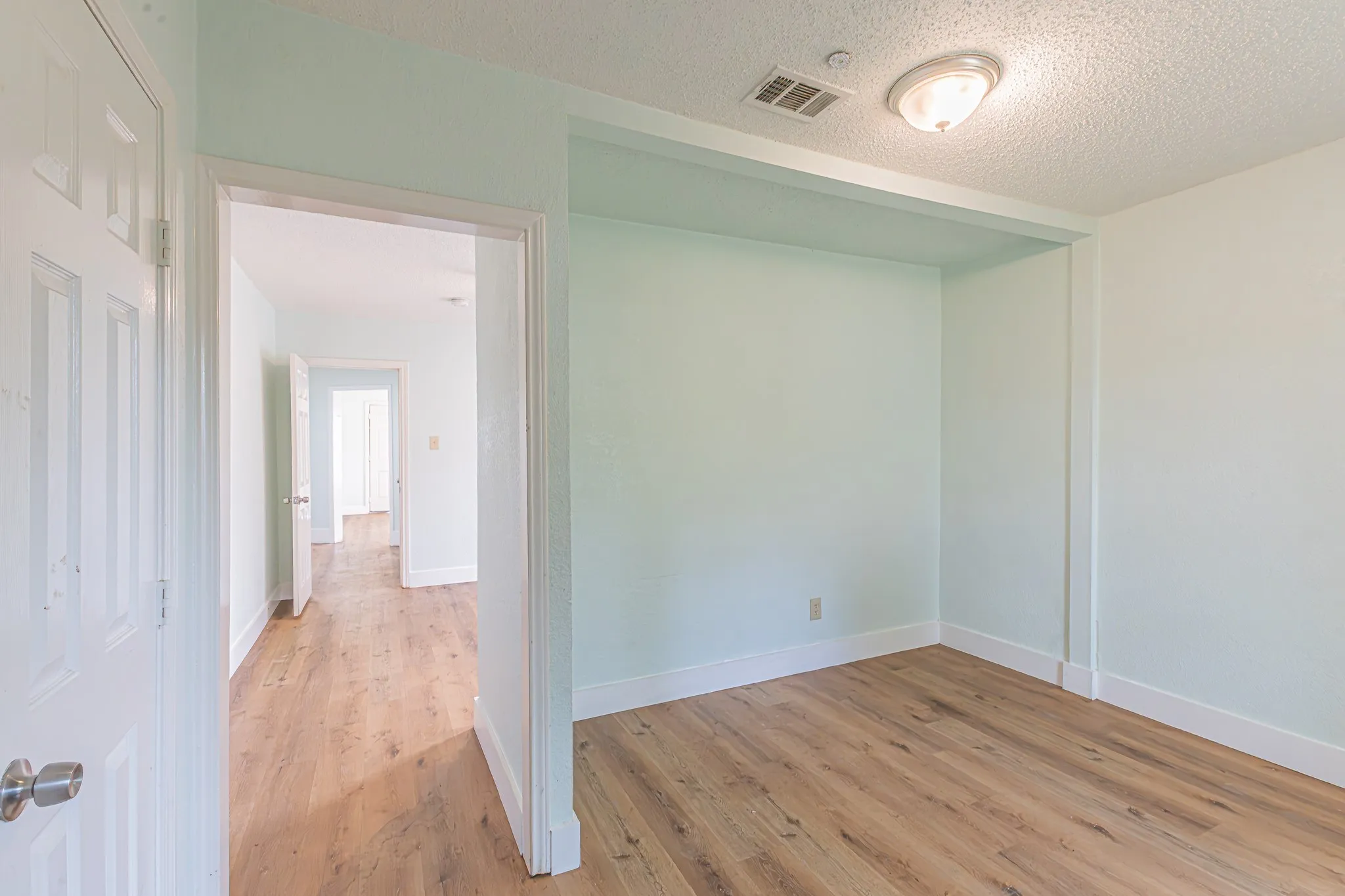 Single Family Residence For Sale in Dallas County , 2543 E Ann Arbor Avenue, Dallas, Texas 75216, 3 Bedroom, 2 Bathroom, Garage spaces, 1,202 Sqft, built in 1940, mls#21381031, Real Estate Agent in Dallas, Homes For Sale in Dallas county, Homes For Sale in Dallas, Realtor in Dallas Texas, Real Estate Brokerage Independent Realty Texas, Luminita Cordes Realtor