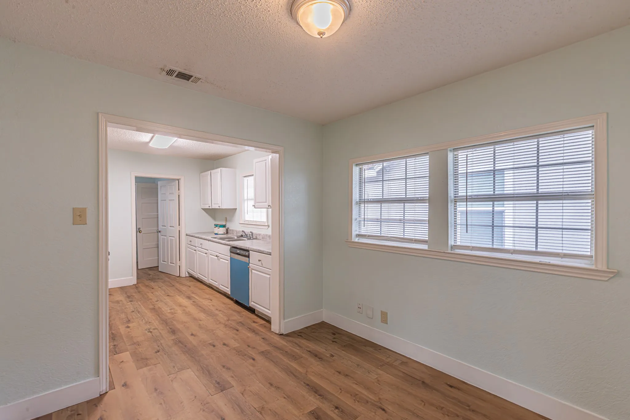 Single Family Residence For Sale in Dallas County , 2543 E Ann Arbor Avenue, Dallas, Texas 75216, 3 Bedroom, 2 Bathroom, Garage spaces, 1,202 Sqft, built in 1940, mls#21381031, Real Estate Agent in Dallas, Homes For Sale in Dallas county, Homes For Sale in Dallas, Realtor in Dallas Texas, Real Estate Brokerage Independent Realty Texas, Luminita Cordes Realtor