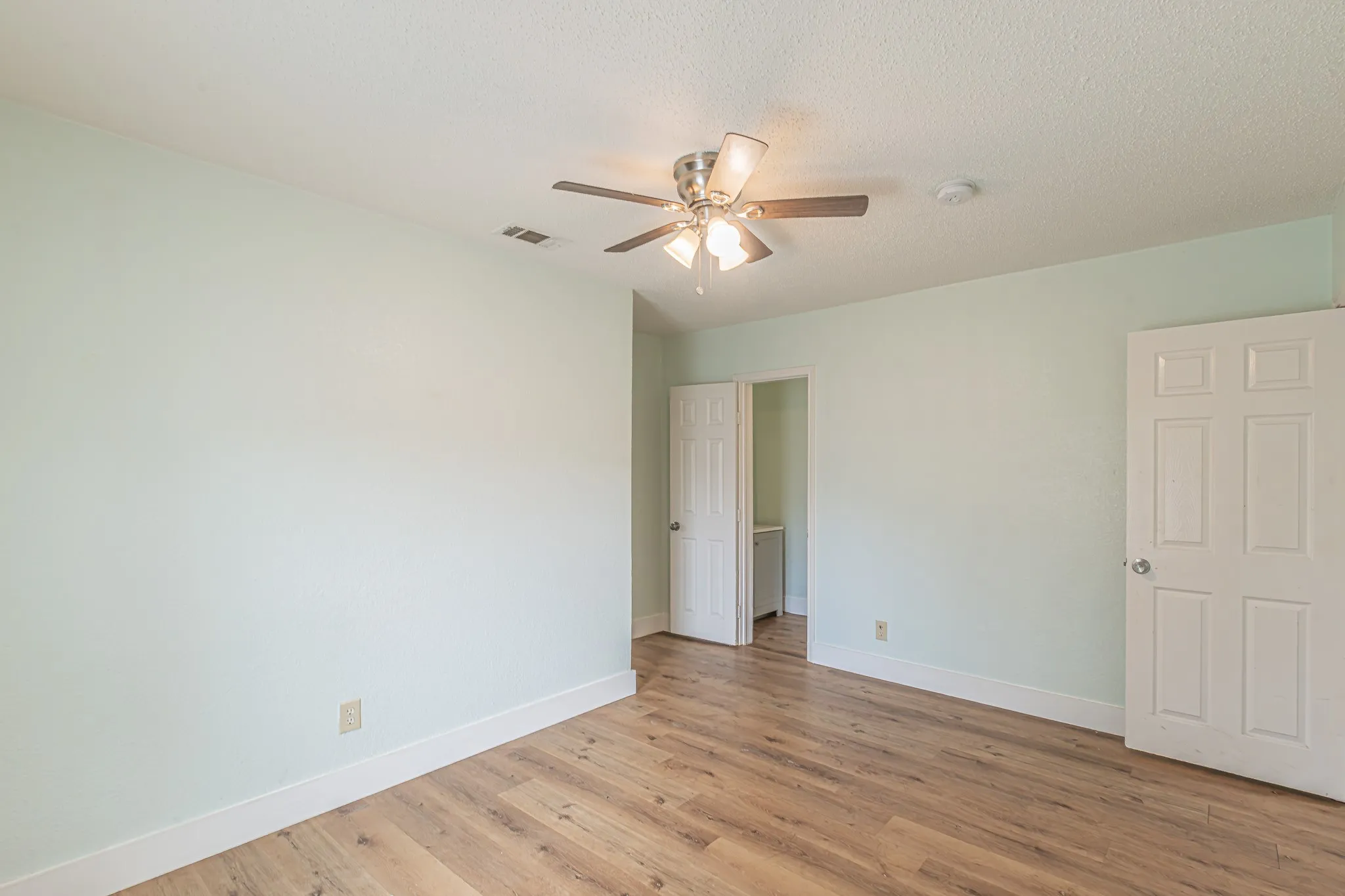 Single Family Residence For Sale in Dallas County , 2543 E Ann Arbor Avenue, Dallas, Texas 75216, 3 Bedroom, 2 Bathroom, Garage spaces, 1,202 Sqft, built in 1940, mls#21381031, Real Estate Agent in Dallas, Homes For Sale in Dallas county, Homes For Sale in Dallas, Realtor in Dallas Texas, Real Estate Brokerage Independent Realty Texas, Luminita Cordes Realtor