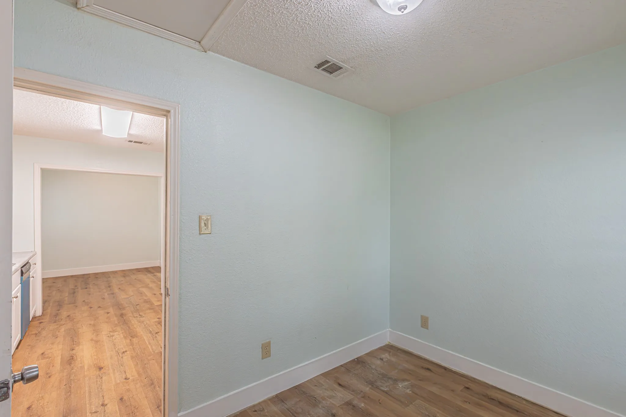 Single Family Residence For Sale in Dallas County , 2543 E Ann Arbor Avenue, Dallas, Texas 75216, 3 Bedroom, 2 Bathroom, Garage spaces, 1,202 Sqft, built in 1940, mls#21381031, Real Estate Agent in Dallas, Homes For Sale in Dallas county, Homes For Sale in Dallas, Realtor in Dallas Texas, Real Estate Brokerage Independent Realty Texas, Luminita Cordes Realtor