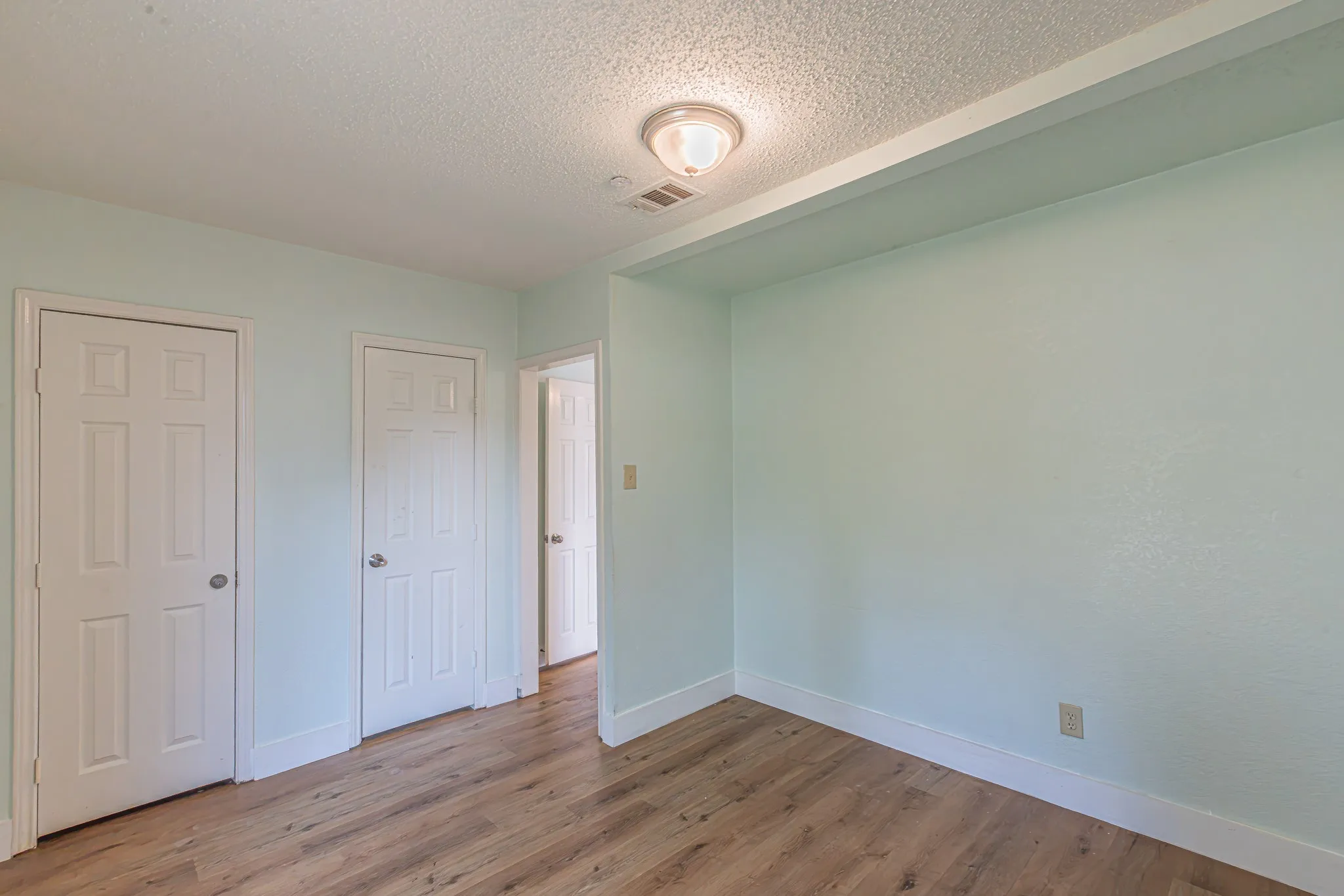 Single Family Residence For Sale in Dallas County , 2543 E Ann Arbor Avenue, Dallas, Texas 75216, 3 Bedroom, 2 Bathroom, Garage spaces, 1,202 Sqft, built in 1940, mls#21381031, Real Estate Agent in Dallas, Homes For Sale in Dallas county, Homes For Sale in Dallas, Realtor in Dallas Texas, Real Estate Brokerage Independent Realty Texas, Luminita Cordes Realtor