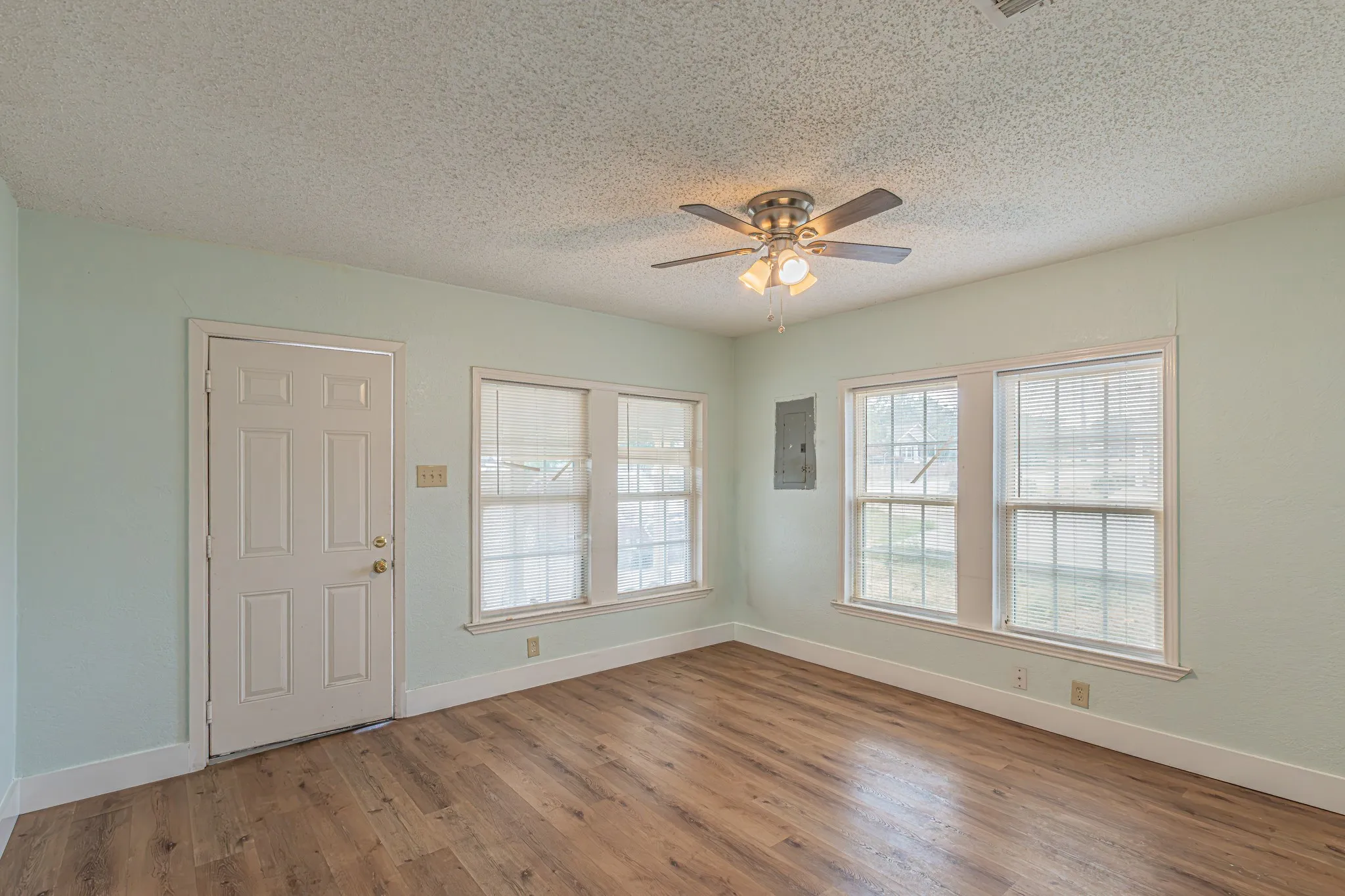 Single Family Residence For Sale in Dallas County , 2543 E Ann Arbor Avenue, Dallas, Texas 75216, 3 Bedroom, 2 Bathroom, Garage spaces, 1,202 Sqft, built in 1940, mls#21381031, Real Estate Agent in Dallas, Homes For Sale in Dallas county, Homes For Sale in Dallas, Realtor in Dallas Texas, Real Estate Brokerage Independent Realty Texas, Luminita Cordes Realtor