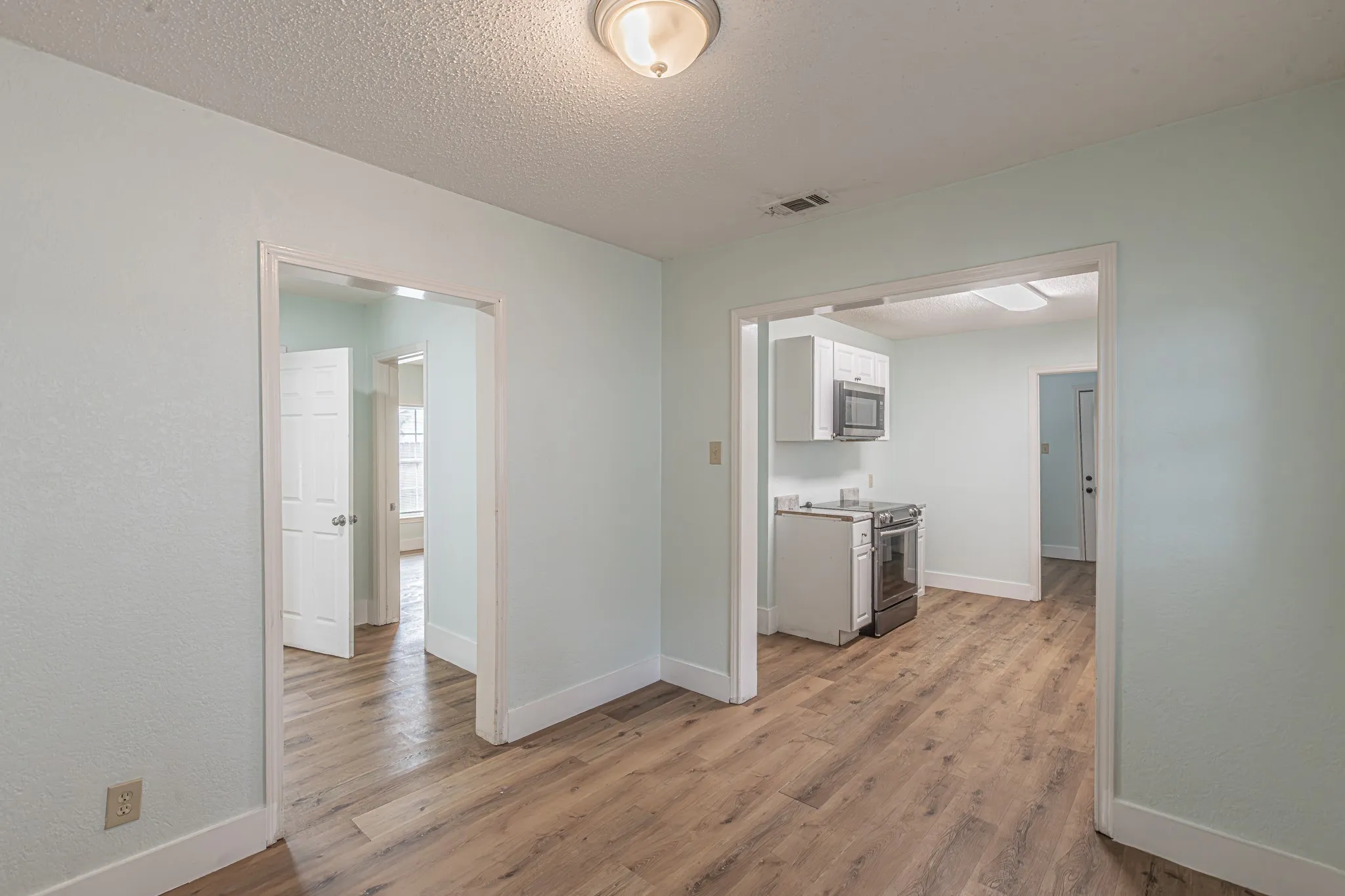 Single Family Residence For Sale in Dallas County , 2543 E Ann Arbor Avenue, Dallas, Texas 75216, 3 Bedroom, 2 Bathroom, Garage spaces, 1,202 Sqft, built in 1940, mls#21381031, Real Estate Agent in Dallas, Homes For Sale in Dallas county, Homes For Sale in Dallas, Realtor in Dallas Texas, Real Estate Brokerage Independent Realty Texas, Luminita Cordes Realtor