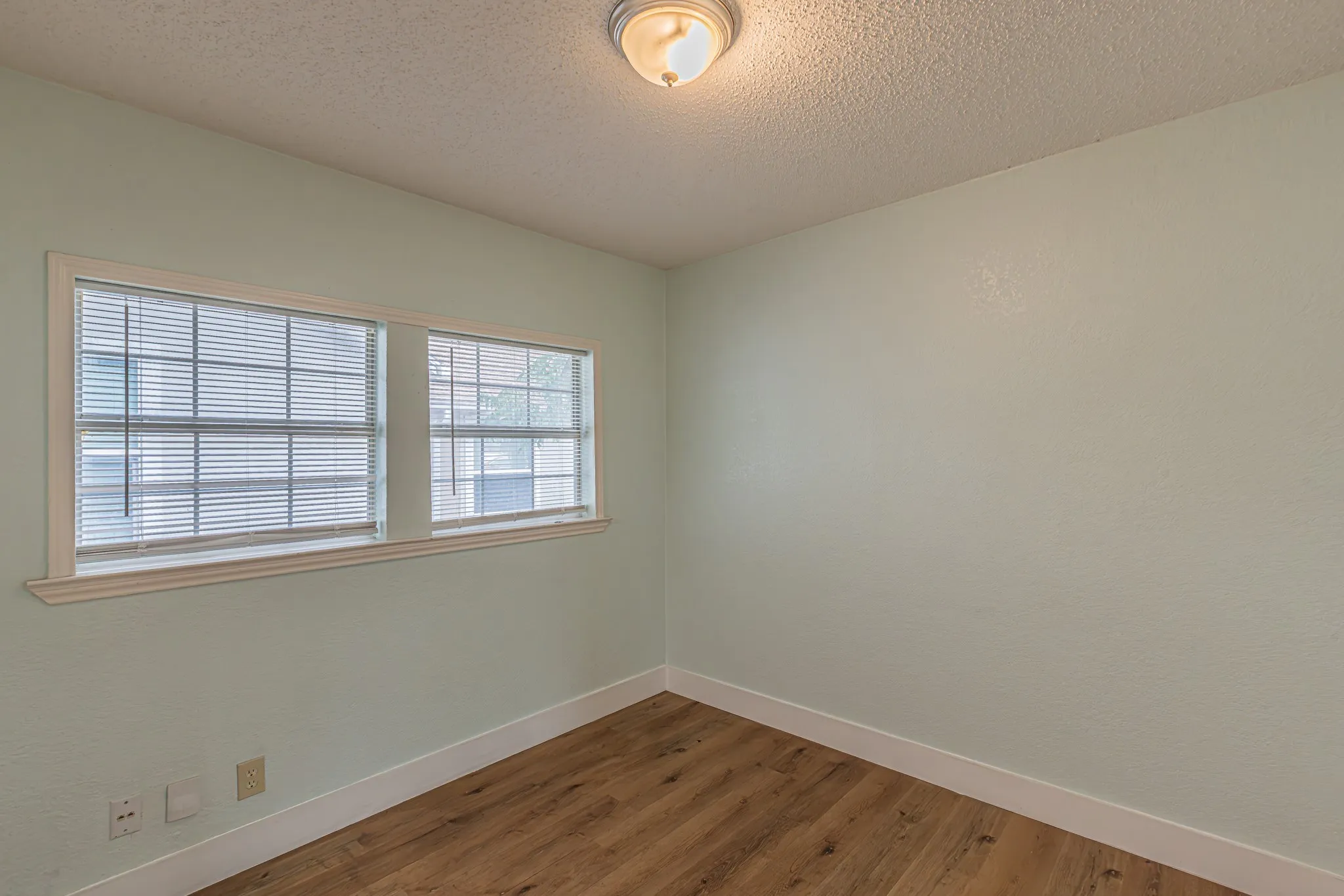 Single Family Residence For Sale in Dallas County , 2543 E Ann Arbor Avenue, Dallas, Texas 75216, 3 Bedroom, 2 Bathroom, Garage spaces, 1,202 Sqft, built in 1940, mls#21381031, Real Estate Agent in Dallas, Homes For Sale in Dallas county, Homes For Sale in Dallas, Realtor in Dallas Texas, Real Estate Brokerage Independent Realty Texas, Luminita Cordes Realtor