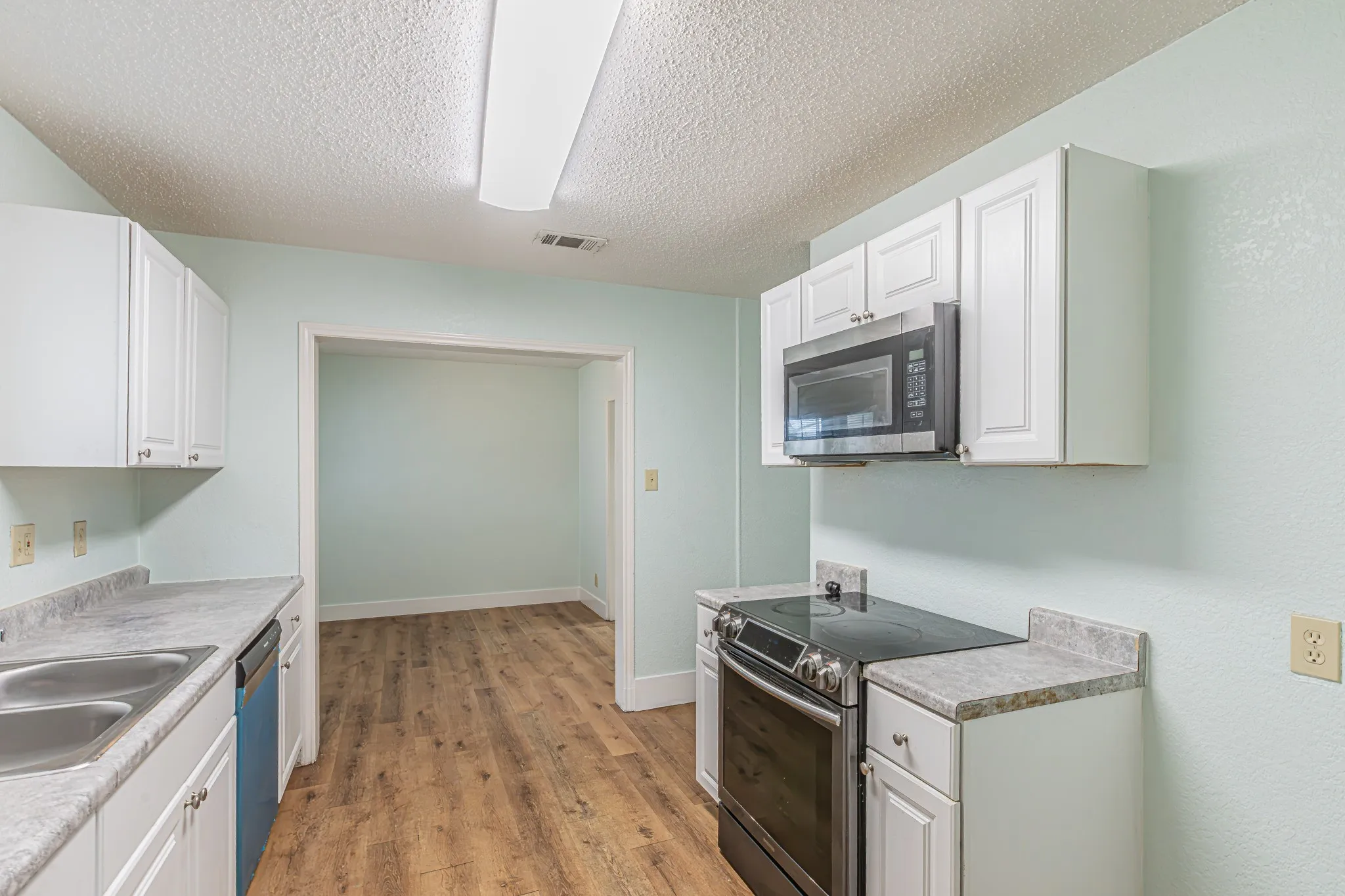 Single Family Residence For Sale in Dallas County , 2543 E Ann Arbor Avenue, Dallas, Texas 75216, 3 Bedroom, 2 Bathroom, Garage spaces, 1,202 Sqft, built in 1940, mls#21381031, Real Estate Agent in Dallas, Homes For Sale in Dallas county, Homes For Sale in Dallas, Realtor in Dallas Texas, Real Estate Brokerage Independent Realty Texas, Luminita Cordes Realtor