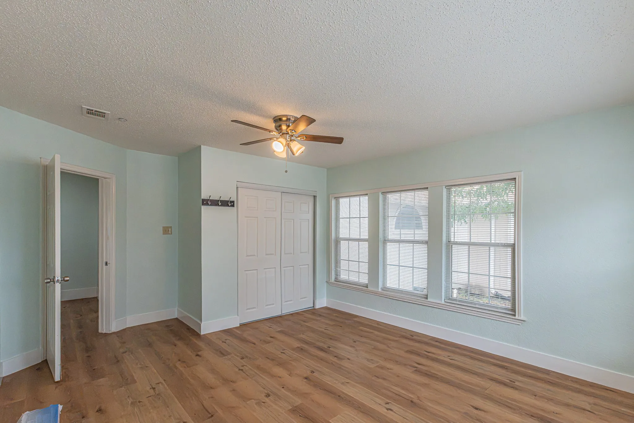 Single Family Residence For Sale in Dallas County , 2543 E Ann Arbor Avenue, Dallas, Texas 75216, 3 Bedroom, 2 Bathroom, Garage spaces, 1,202 Sqft, built in 1940, mls#21381031, Real Estate Agent in Dallas, Homes For Sale in Dallas county, Homes For Sale in Dallas, Realtor in Dallas Texas, Real Estate Brokerage Independent Realty Texas, Luminita Cordes Realtor
