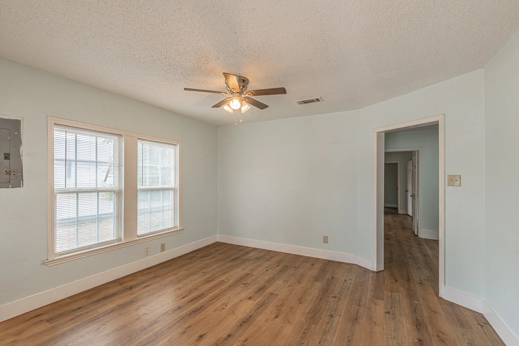 Single Family Residence For Sale in Dallas County , 2543 E Ann Arbor Avenue, Dallas, Texas 75216, 3 Bedroom, 2 Bathroom, Garage spaces, 1,202 Sqft, built in 1940, mls#21381031, Real Estate Agent in Dallas, Homes For Sale in Dallas county, Homes For Sale in Dallas, Realtor in Dallas Texas, Real Estate Brokerage Independent Realty Texas, Luminita Cordes Realtor
