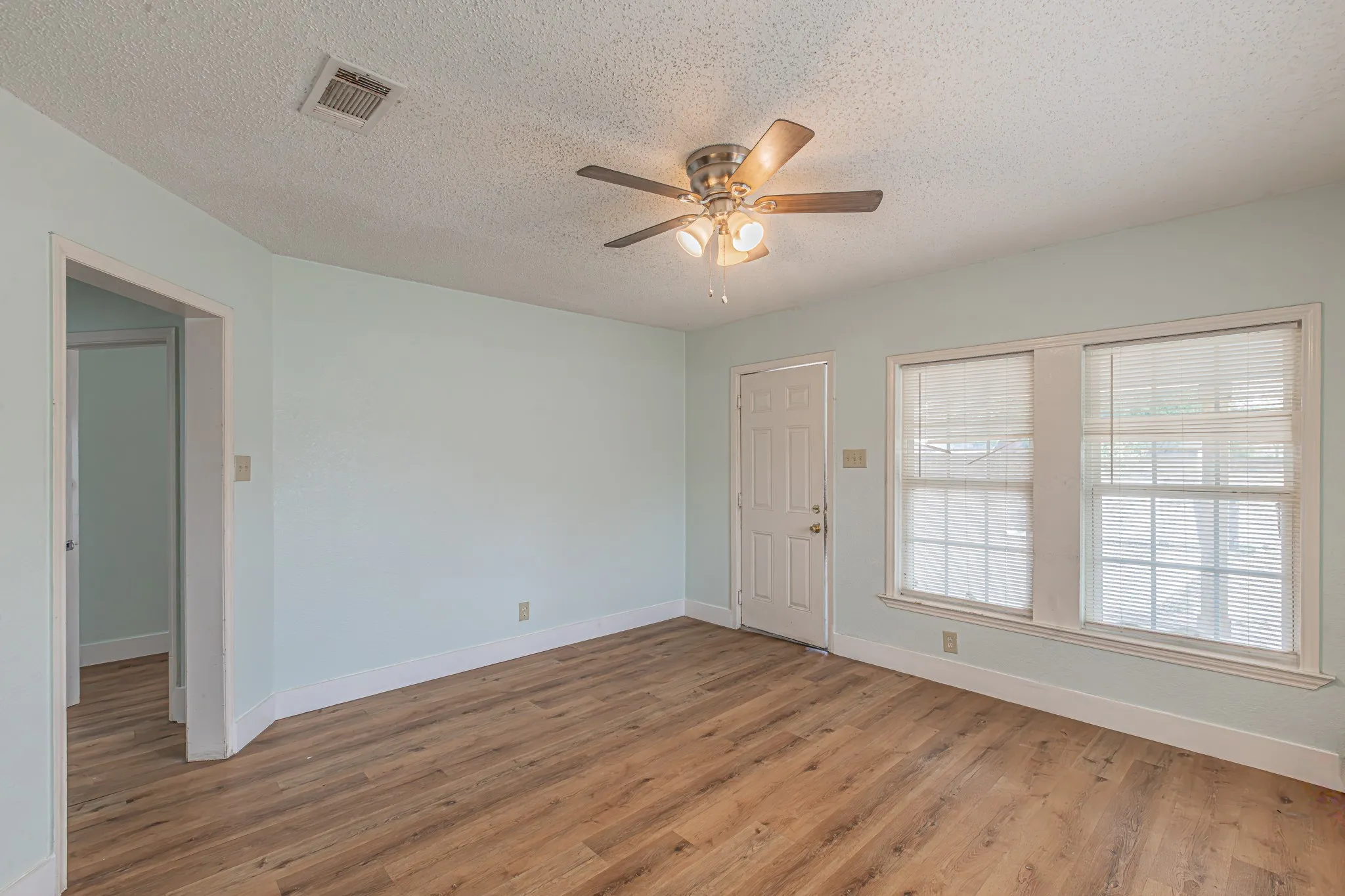 Single Family Residence For Sale in Dallas County , 2543 E Ann Arbor Avenue, Dallas, Texas 75216, 3 Bedroom, 2 Bathroom, Garage spaces, 1,202 Sqft, built in 1940, mls#21381031, Real Estate Agent in Dallas, Homes For Sale in Dallas county, Homes For Sale in Dallas, Realtor in Dallas Texas, Real Estate Brokerage Independent Realty Texas, Luminita Cordes Realtor