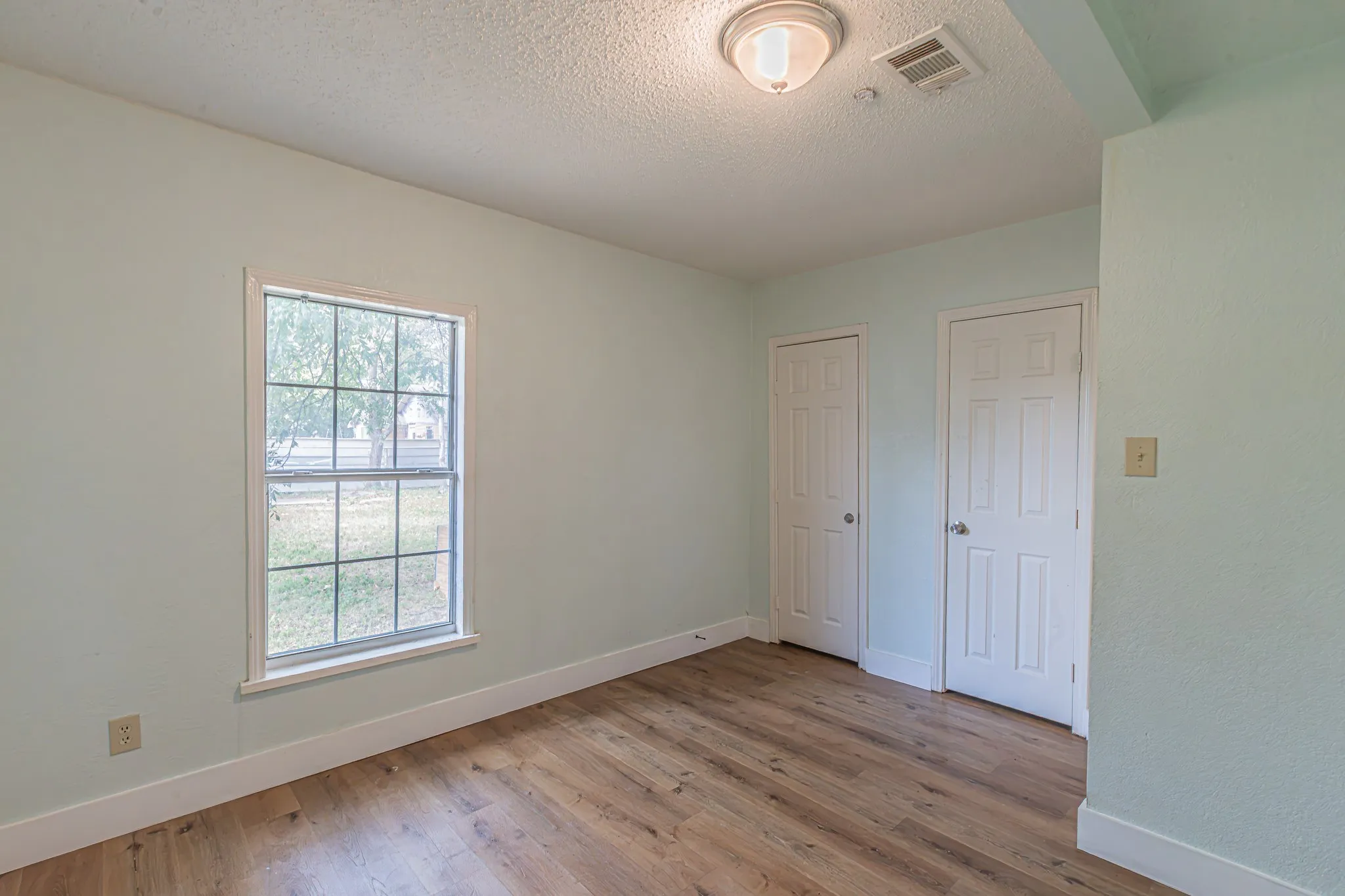 Single Family Residence For Sale in Dallas County , 2543 E Ann Arbor Avenue, Dallas, Texas 75216, 3 Bedroom, 2 Bathroom, Garage spaces, 1,202 Sqft, built in 1940, mls#21381031, Real Estate Agent in Dallas, Homes For Sale in Dallas county, Homes For Sale in Dallas, Realtor in Dallas Texas, Real Estate Brokerage Independent Realty Texas, Luminita Cordes Realtor