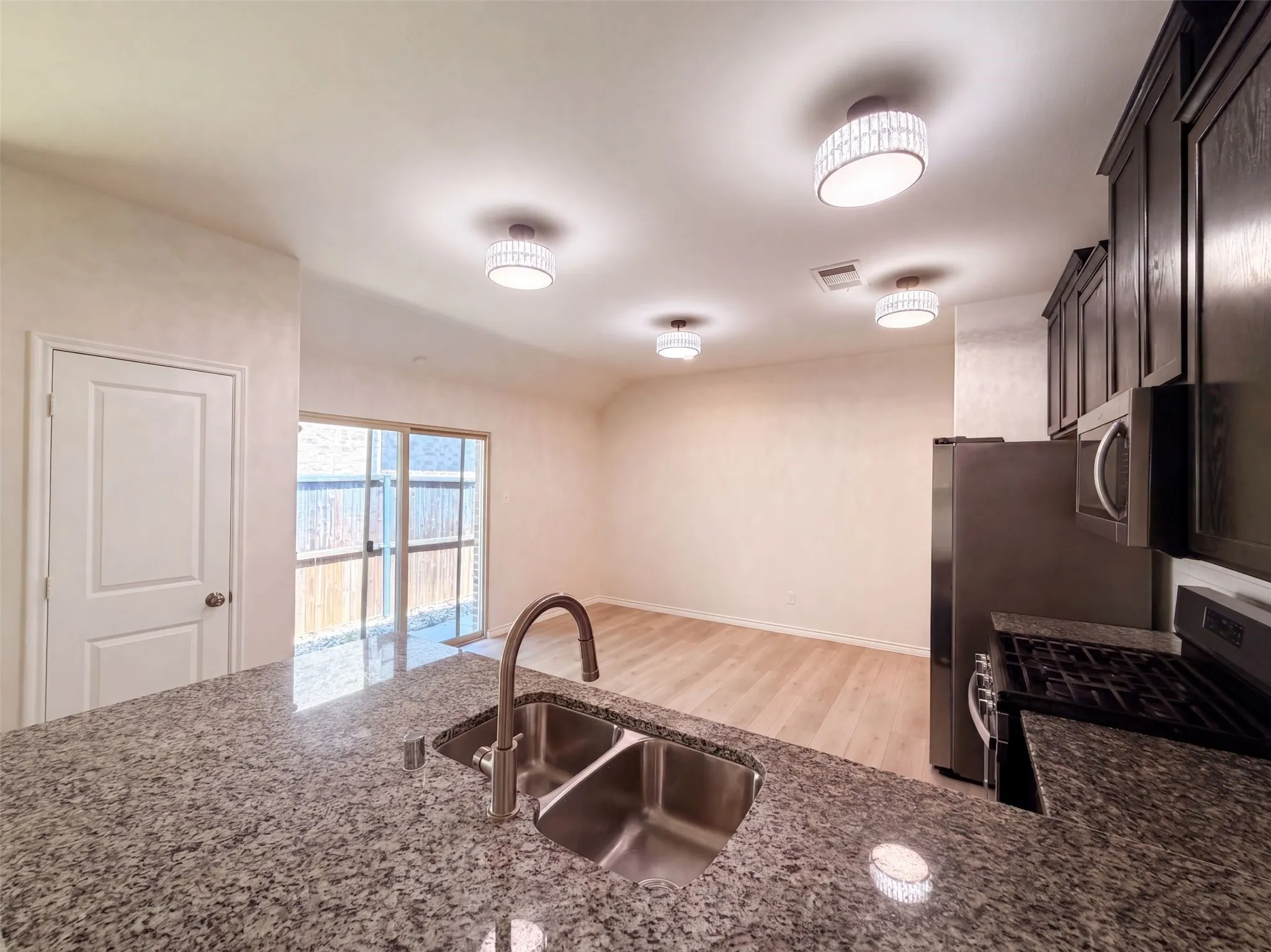Single Family Residence For Sale in Kaufman County , 5558 Yarborough Drive, Forney, Texas 75126, 3 Bedroom, 2 Bathroom, 2 Garage spaces, 1,471 Sqft, built in 2020, mls#21381489, Real Estate Agent in Forney, Homes For Sale in Kaufman county, Homes For Sale in Forney, Realtor in Forney Texas, Real Estate Brokerage Independent Realty Texas, Luminita Cordes Realtor