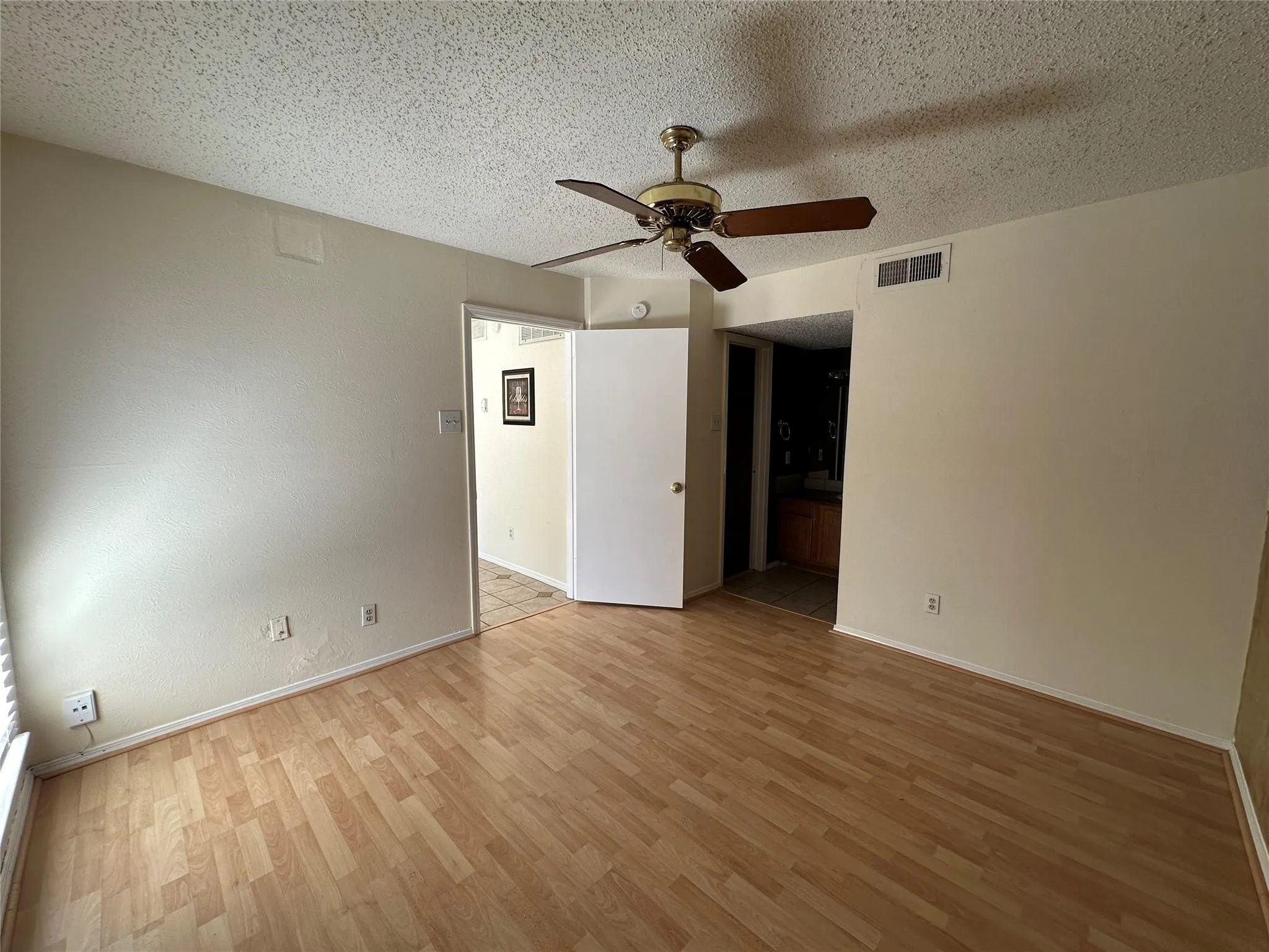 Condominium For Rent in Collin County , 18333 Roehampton Drive 223, Dallas, Texas 75252, 1 Bedroom, 1 Bathroom, Garage spaces, 600 Sqft, built in 1985, mls#21381477, Real Estate Agent in Dallas, Homes For Rent in Collin county, Homes For Rent in Dallas, Realtor in Dallas Texas, Real Estate Brokerage Independent Realty Texas, Luminita Cordes Realtor