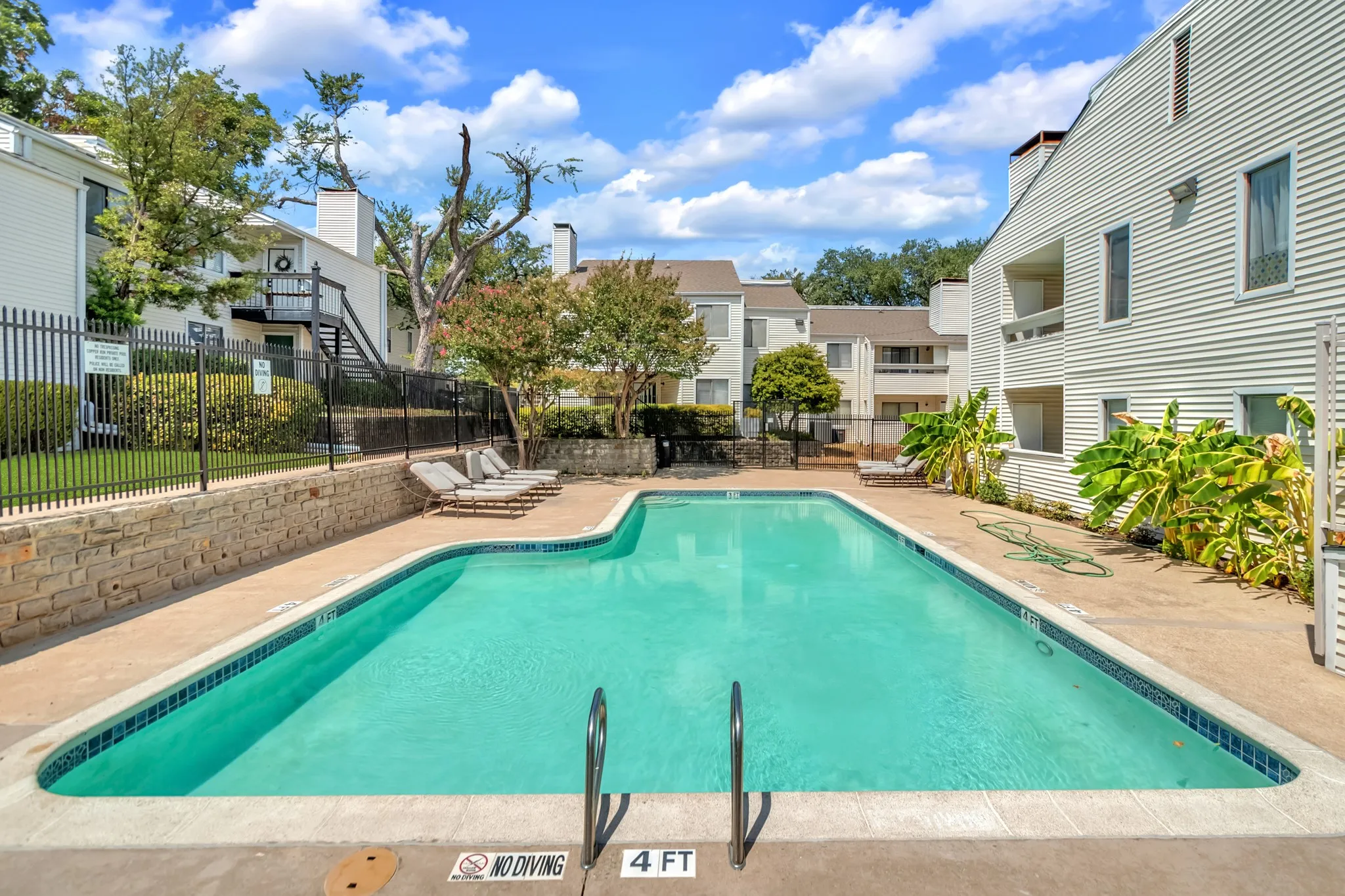 Condominium For Sale in Dallas County , 7431 Holly Hill Drive 215, Dallas, Texas 75231, 1 Bedroom, 1 Bathroom, Garage spaces, 628 Sqft, built in 1979, mls#21358995, Real Estate Agent in Dallas, Homes For Sale in Dallas county, Homes For Sale in Dallas, Realtor in Dallas Texas, Real Estate Brokerage Independent Realty Texas, Luminita Cordes Realtor