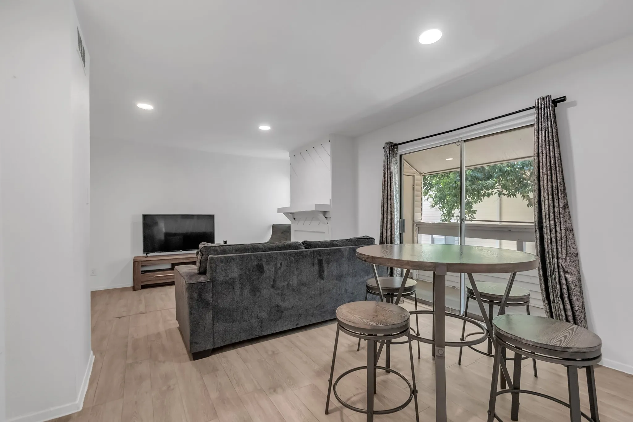 Condominium For Sale in Dallas County , 7431 Holly Hill Drive 215, Dallas, Texas 75231, 1 Bedroom, 1 Bathroom, Garage spaces, 628 Sqft, built in 1979, mls#21358995, Real Estate Agent in Dallas, Homes For Sale in Dallas county, Homes For Sale in Dallas, Realtor in Dallas Texas, Real Estate Brokerage Independent Realty Texas, Luminita Cordes Realtor