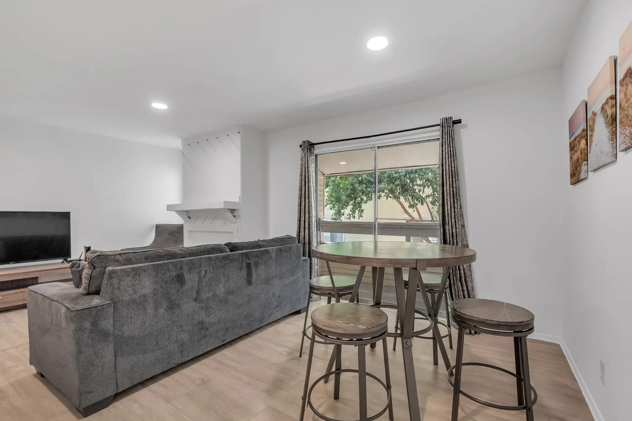 Condominium For Sale in Dallas County , 7431 Holly Hill Drive 215, Dallas, Texas 75231, 1 Bedroom, 1 Bathroom, Garage spaces, 628 Sqft, built in 1979, mls#21358995, Real Estate Agent in Dallas, Homes For Sale in Dallas county, Homes For Sale in Dallas, Realtor in Dallas Texas, Real Estate Brokerage Independent Realty Texas, Luminita Cordes Realtor