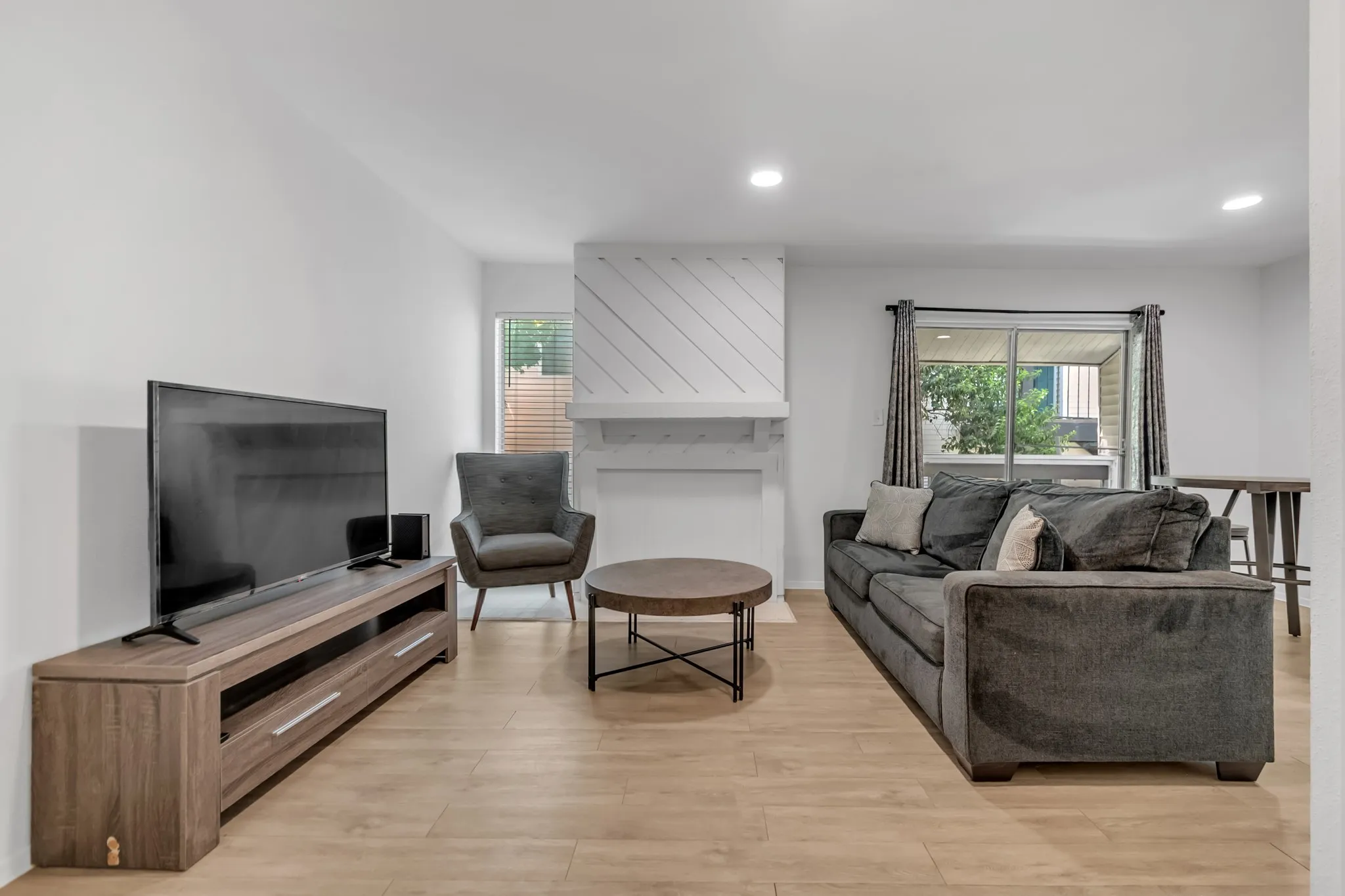 Condominium For Sale in Dallas County , 7431 Holly Hill Drive 215, Dallas, Texas 75231, 1 Bedroom, 1 Bathroom, Garage spaces, 628 Sqft, built in 1979, mls#21358995, Real Estate Agent in Dallas, Homes For Sale in Dallas county, Homes For Sale in Dallas, Realtor in Dallas Texas, Real Estate Brokerage Independent Realty Texas, Luminita Cordes Realtor