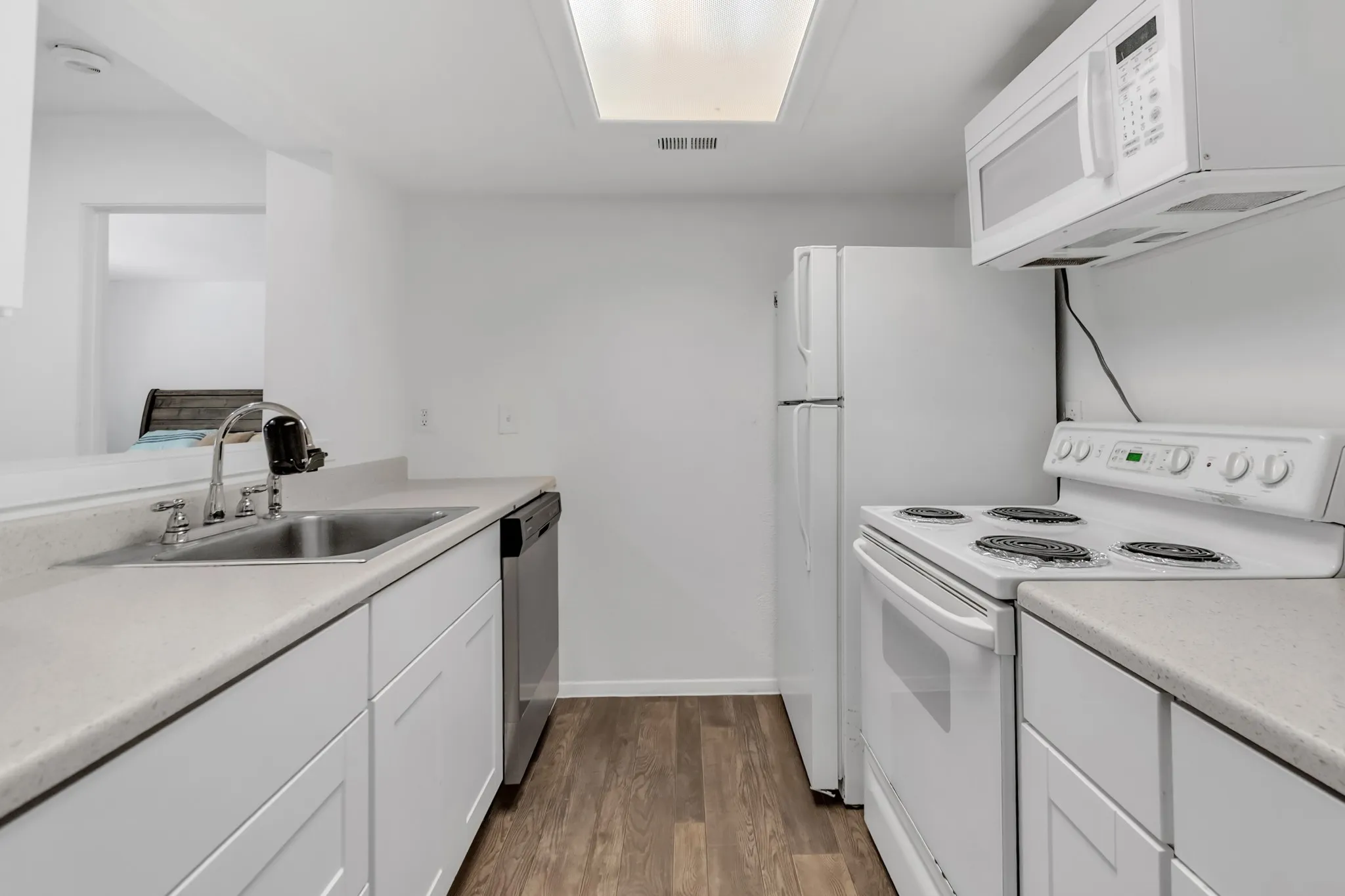 Condominium For Sale in Dallas County , 7431 Holly Hill Drive 215, Dallas, Texas 75231, 1 Bedroom, 1 Bathroom, Garage spaces, 628 Sqft, built in 1979, mls#21358995, Real Estate Agent in Dallas, Homes For Sale in Dallas county, Homes For Sale in Dallas, Realtor in Dallas Texas, Real Estate Brokerage Independent Realty Texas, Luminita Cordes Realtor