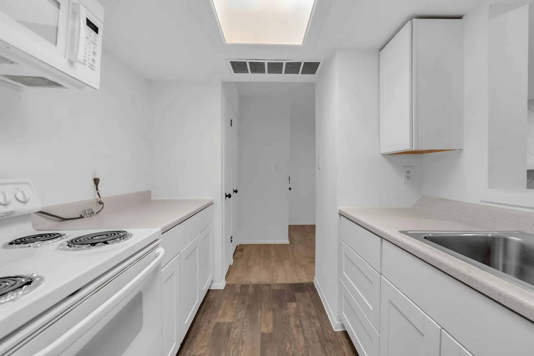 Condominium For Sale in Dallas County , 7431 Holly Hill Drive 215, Dallas, Texas 75231, 1 Bedroom, 1 Bathroom, Garage spaces, 628 Sqft, built in 1979, mls#21358995, Real Estate Agent in Dallas, Homes For Sale in Dallas county, Homes For Sale in Dallas, Realtor in Dallas Texas, Real Estate Brokerage Independent Realty Texas, Luminita Cordes Realtor
