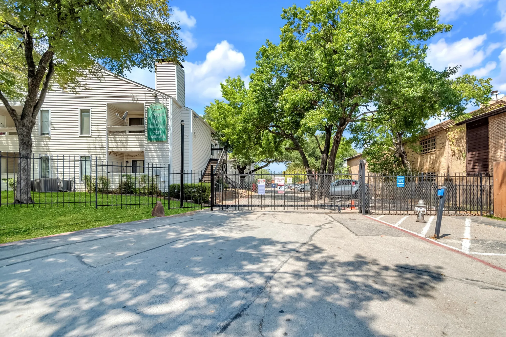 Condominium For Sale in Dallas County , 7431 Holly Hill Drive 215, Dallas, Texas 75231, 1 Bedroom, 1 Bathroom, Garage spaces, 628 Sqft, built in 1979, mls#21358995, Real Estate Agent in Dallas, Homes For Sale in Dallas county, Homes For Sale in Dallas, Realtor in Dallas Texas, Real Estate Brokerage Independent Realty Texas, Luminita Cordes Realtor