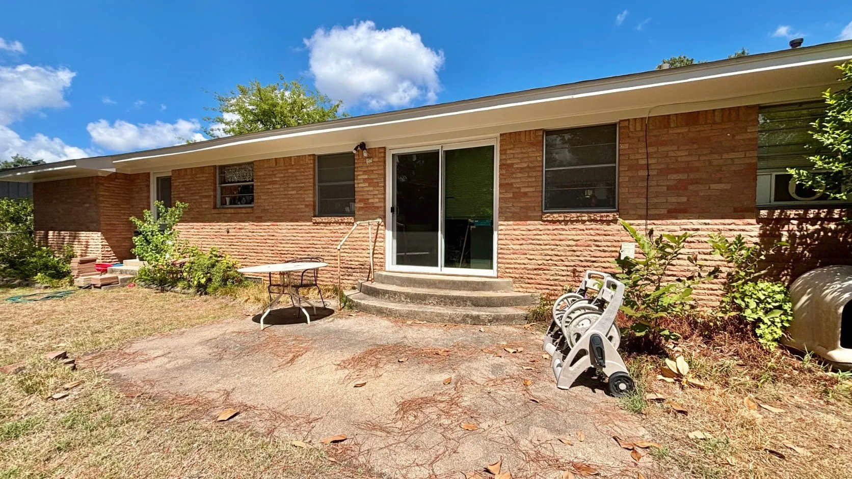 Single Family Residence For Sale in Smith County , 1723 Montrose Drive, Tyler, Texas 75701, 3 Bedroom, 2 Bathroom, Garage spaces, 1,608 Sqft, built in 1963, mls#21381471, Real Estate Agent in Tyler, Homes For Sale in Smith county, Homes For Sale in Tyler, Realtor in Tyler Texas, Real Estate Brokerage Independent Realty Texas, Luminita Cordes Realtor