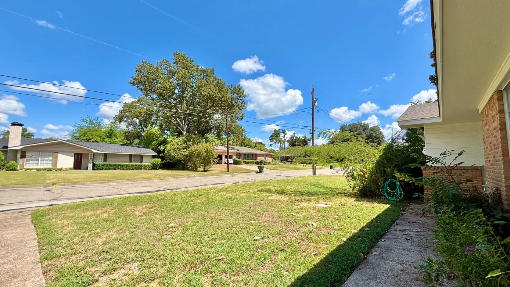 Single Family Residence For Sale in Smith County , 1723 Montrose Drive, Tyler, Texas 75701, 3 Bedroom, 2 Bathroom, Garage spaces, 1,608 Sqft, built in 1963, mls#21381471, Real Estate Agent in Tyler, Homes For Sale in Smith county, Homes For Sale in Tyler, Realtor in Tyler Texas, Real Estate Brokerage Independent Realty Texas, Luminita Cordes Realtor