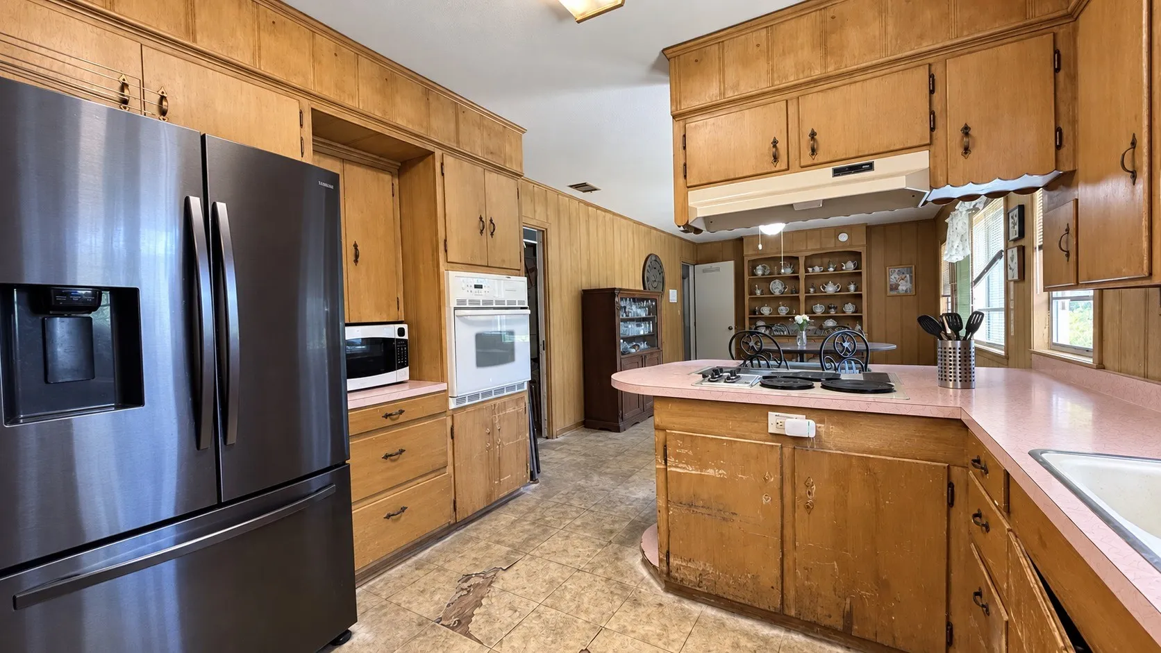 Single Family Residence For Sale in Smith County , 1723 Montrose Drive, Tyler, Texas 75701, 3 Bedroom, 2 Bathroom, Garage spaces, 1,608 Sqft, built in 1963, mls#21381471, Real Estate Agent in Tyler, Homes For Sale in Smith county, Homes For Sale in Tyler, Realtor in Tyler Texas, Real Estate Brokerage Independent Realty Texas, Luminita Cordes Realtor