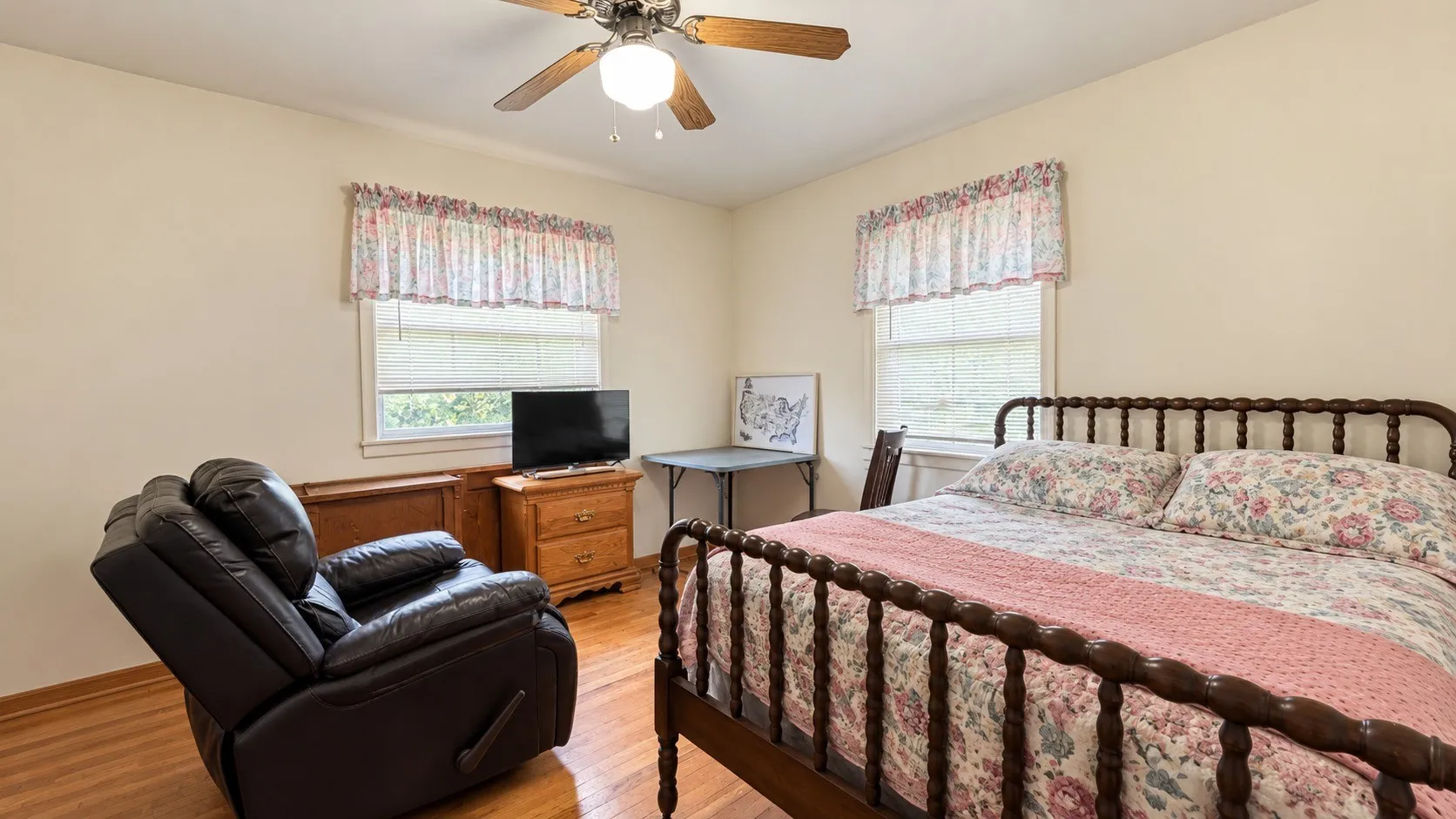 Single Family Residence For Sale in Smith County , 1723 Montrose Drive, Tyler, Texas 75701, 3 Bedroom, 2 Bathroom, Garage spaces, 1,608 Sqft, built in 1963, mls#21381471, Real Estate Agent in Tyler, Homes For Sale in Smith county, Homes For Sale in Tyler, Realtor in Tyler Texas, Real Estate Brokerage Independent Realty Texas, Luminita Cordes Realtor