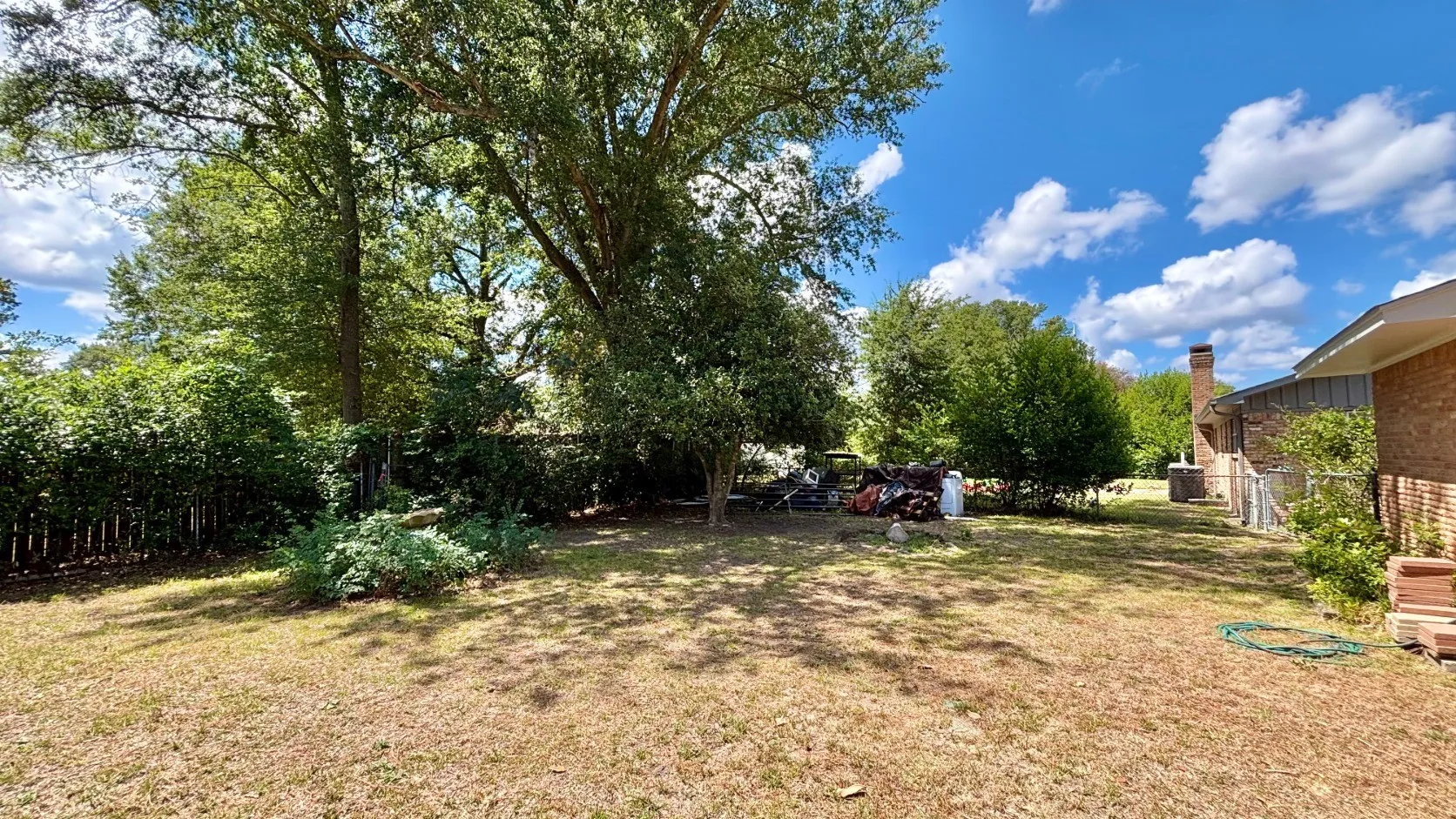 Single Family Residence For Sale in Smith County , 1723 Montrose Drive, Tyler, Texas 75701, 3 Bedroom, 2 Bathroom, Garage spaces, 1,608 Sqft, built in 1963, mls#21381471, Real Estate Agent in Tyler, Homes For Sale in Smith county, Homes For Sale in Tyler, Realtor in Tyler Texas, Real Estate Brokerage Independent Realty Texas, Luminita Cordes Realtor