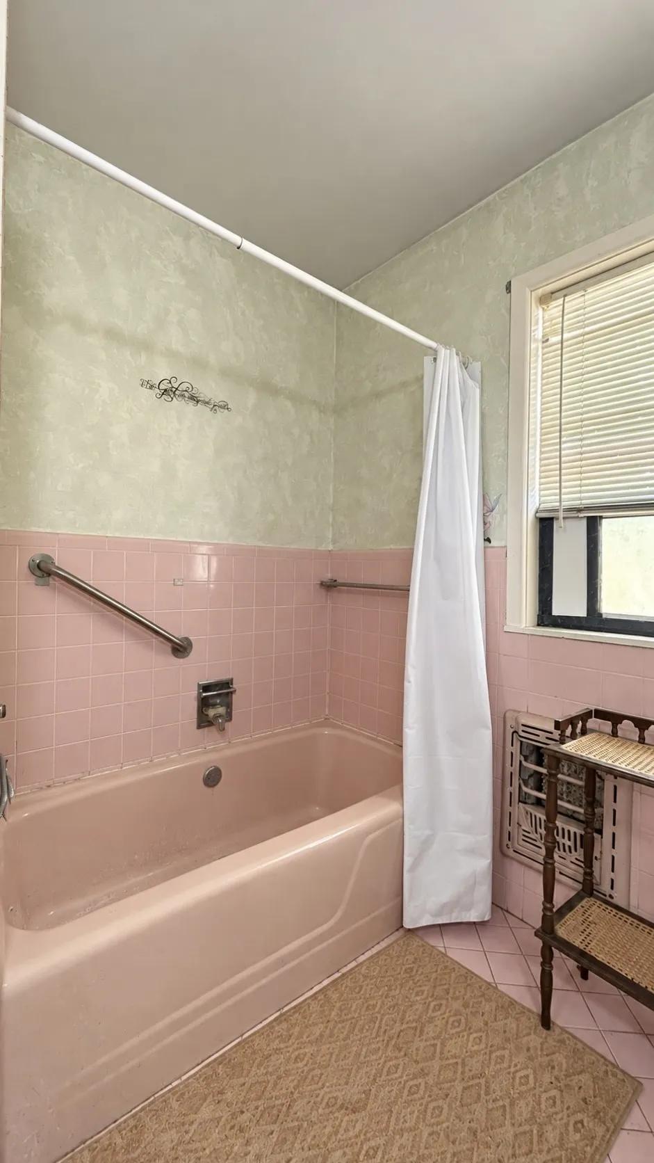 Single Family Residence For Sale in Smith County , 1723 Montrose Drive, Tyler, Texas 75701, 3 Bedroom, 2 Bathroom, Garage spaces, 1,608 Sqft, built in 1963, mls#21381471, Real Estate Agent in Tyler, Homes For Sale in Smith county, Homes For Sale in Tyler, Realtor in Tyler Texas, Real Estate Brokerage Independent Realty Texas, Luminita Cordes Realtor