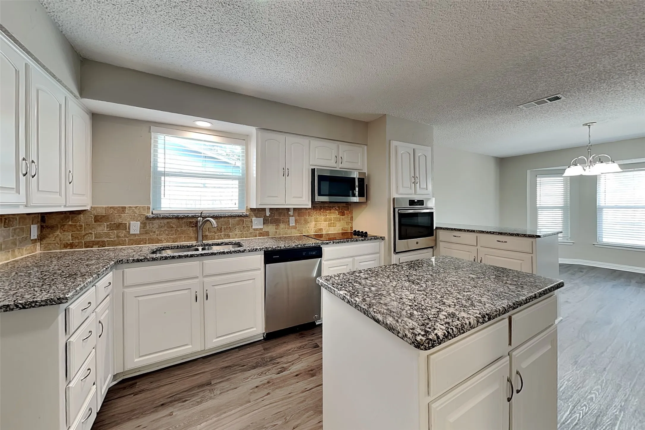 Single Family Residence For Rent in Tarrant County , 6908 Briardale Drive, North Richland Hills, Texas 76182, 3 Bedroom, 2 Bathroom, 2 Garage spaces, 1,606 Sqft, built in 1979, mls#21381508, Real Estate Agent in North Richland Hills, Homes For Rent in Tarrant county, Homes For Rent in North Richland Hills, Realtor in North Richland Hills Texas, Real Estate Brokerage Independent Realty Texas, Luminita Cordes Realtor