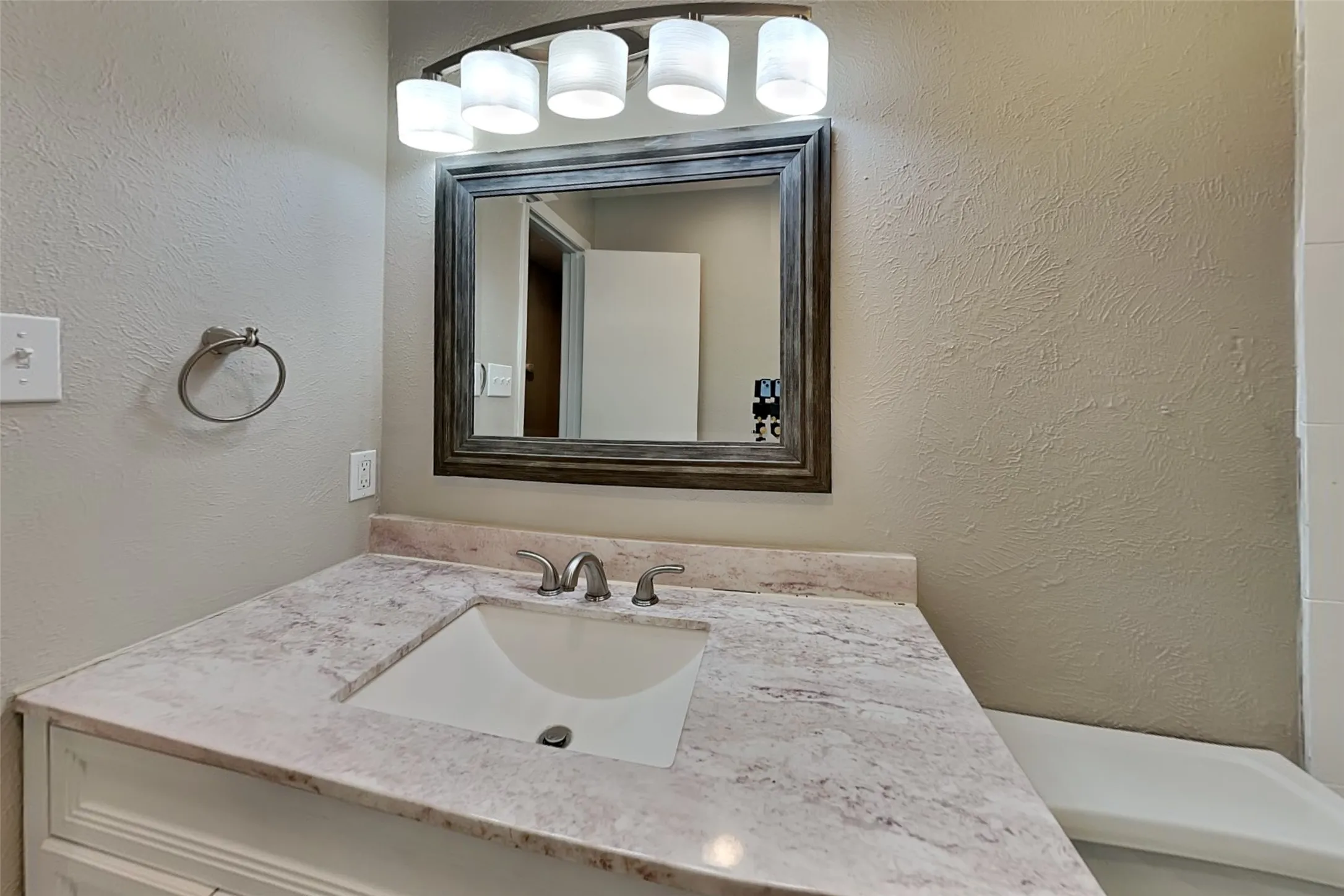 Single Family Residence For Rent in Tarrant County , 6908 Briardale Drive, North Richland Hills, Texas 76182, 3 Bedroom, 2 Bathroom, 2 Garage spaces, 1,606 Sqft, built in 1979, mls#21381508, Real Estate Agent in North Richland Hills, Homes For Rent in Tarrant county, Homes For Rent in North Richland Hills, Realtor in North Richland Hills Texas, Real Estate Brokerage Independent Realty Texas, Luminita Cordes Realtor