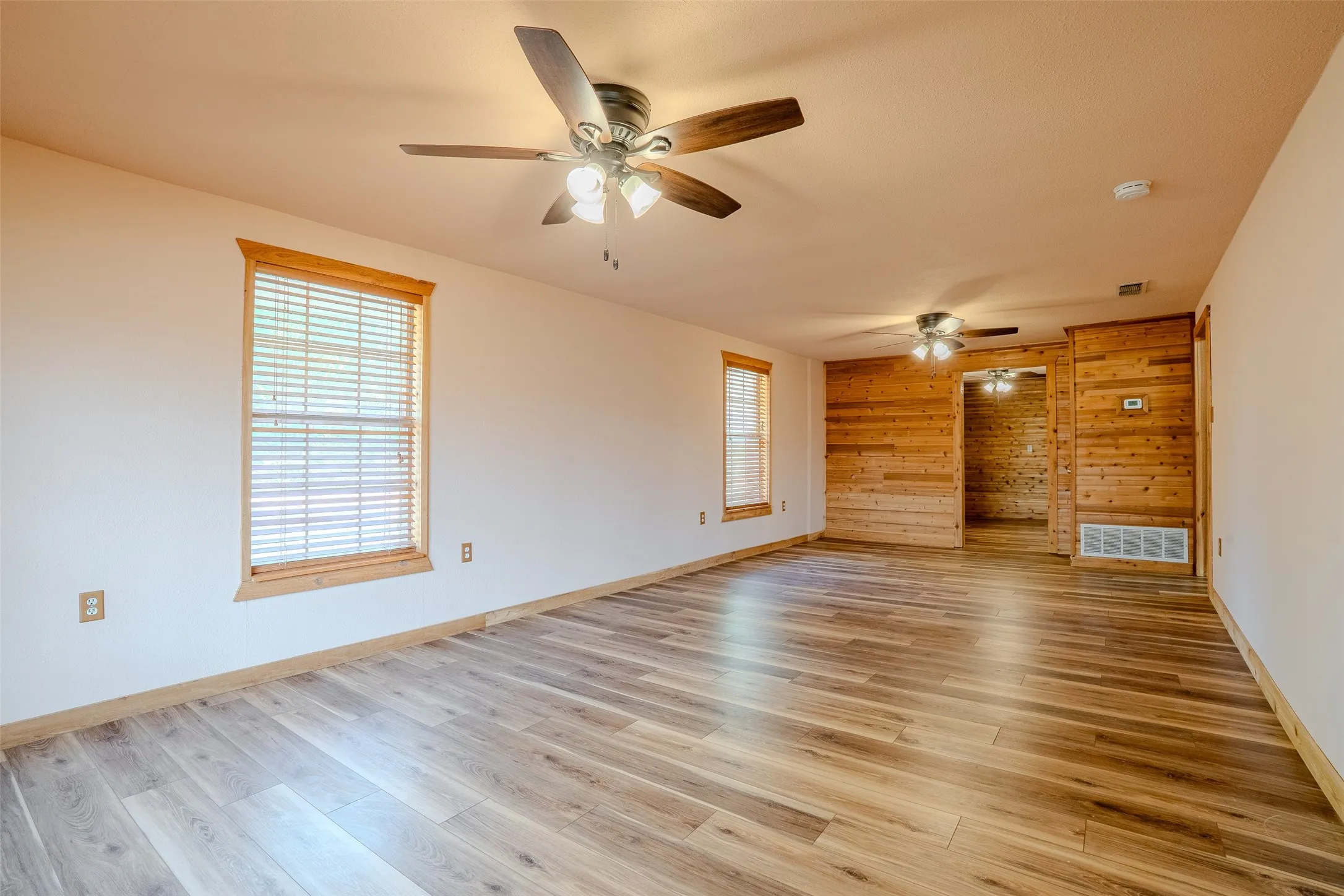 Farm For Sale in Erath County , 22240 N US Highway 281, Stephenville, Texas 76401, 2 Bedroom, 2 Bathroom, Garage spaces, 1,580 Sqft, built in 1945, mls#21378950, Real Estate Agent in Stephenville, Homes For Sale in Erath county, Homes For Sale in Stephenville, Realtor in Stephenville Texas, Real Estate Brokerage Independent Realty Texas, Luminita Cordes Realtor