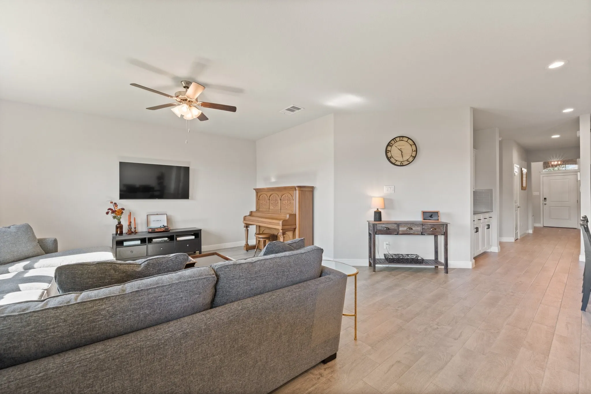 Recessed lighting and a ceiling fan in the living area