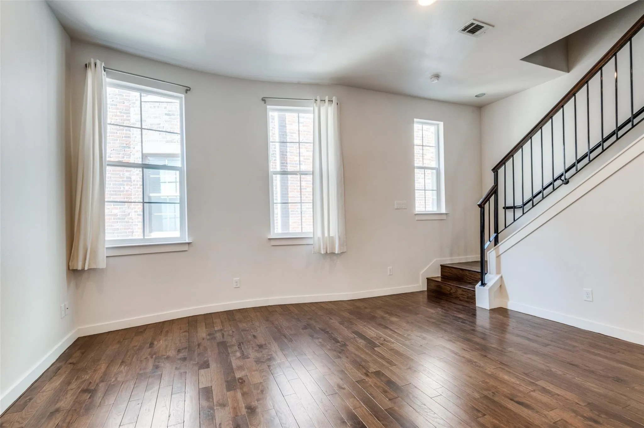 Townhouse For Rent in Dallas County , 3200 Ross Avenue 27, Dallas, Texas 75204, 3 Bedroom, 4 Bathroom, 2 Garage spaces, 2,022 Sqft, built in 2011, mls#21379230, Real Estate Agent in Dallas, Homes For Rent in Dallas county, Homes For Rent in Dallas, Realtor in Dallas Texas, Real Estate Brokerage Independent Realty Texas, Luminita Cordes Realtor