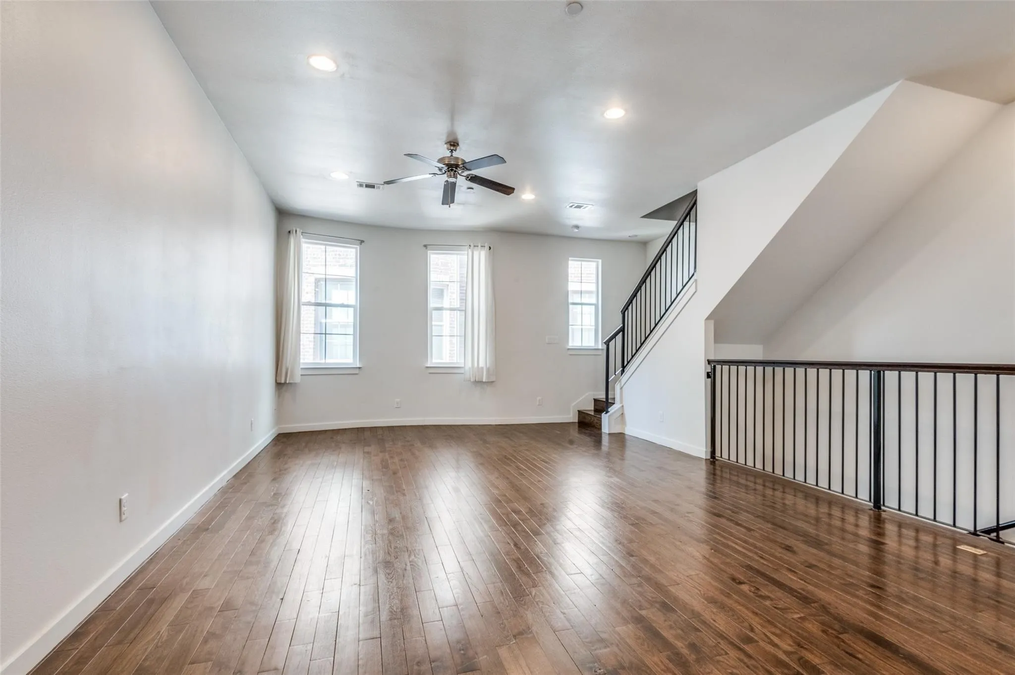 Townhouse For Rent in Dallas County , 3200 Ross Avenue 27, Dallas, Texas 75204, 3 Bedroom, 4 Bathroom, 2 Garage spaces, 2,022 Sqft, built in 2011, mls#21379230, Real Estate Agent in Dallas, Homes For Rent in Dallas county, Homes For Rent in Dallas, Realtor in Dallas Texas, Real Estate Brokerage Independent Realty Texas, Luminita Cordes Realtor