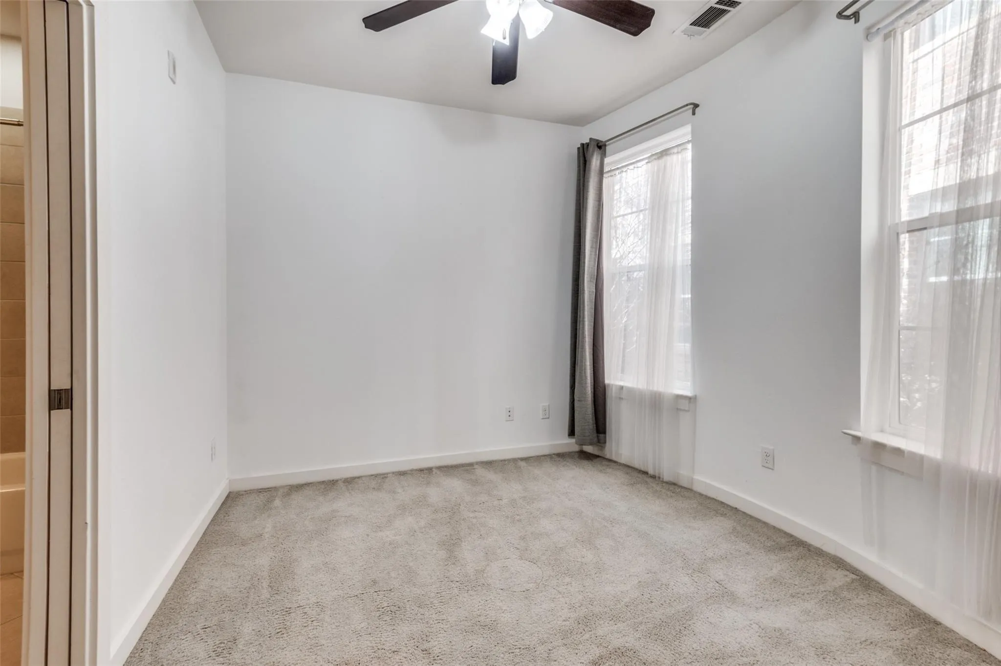 Townhouse For Rent in Dallas County , 3200 Ross Avenue 27, Dallas, Texas 75204, 3 Bedroom, 4 Bathroom, 2 Garage spaces, 2,022 Sqft, built in 2011, mls#21379230, Real Estate Agent in Dallas, Homes For Rent in Dallas county, Homes For Rent in Dallas, Realtor in Dallas Texas, Real Estate Brokerage Independent Realty Texas, Luminita Cordes Realtor