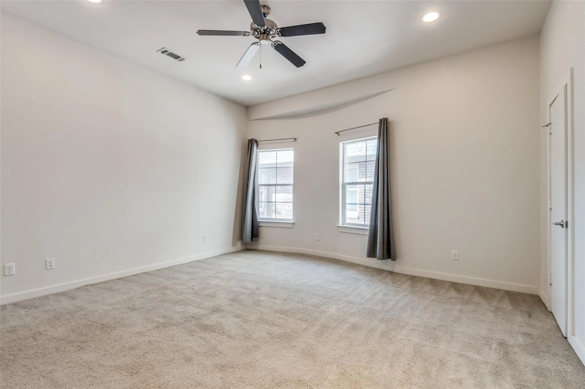 Townhouse For Rent in Dallas County , 3200 Ross Avenue 27, Dallas, Texas 75204, 3 Bedroom, 4 Bathroom, 2 Garage spaces, 2,022 Sqft, built in 2011, mls#21379230, Real Estate Agent in Dallas, Homes For Rent in Dallas county, Homes For Rent in Dallas, Realtor in Dallas Texas, Real Estate Brokerage Independent Realty Texas, Luminita Cordes Realtor
