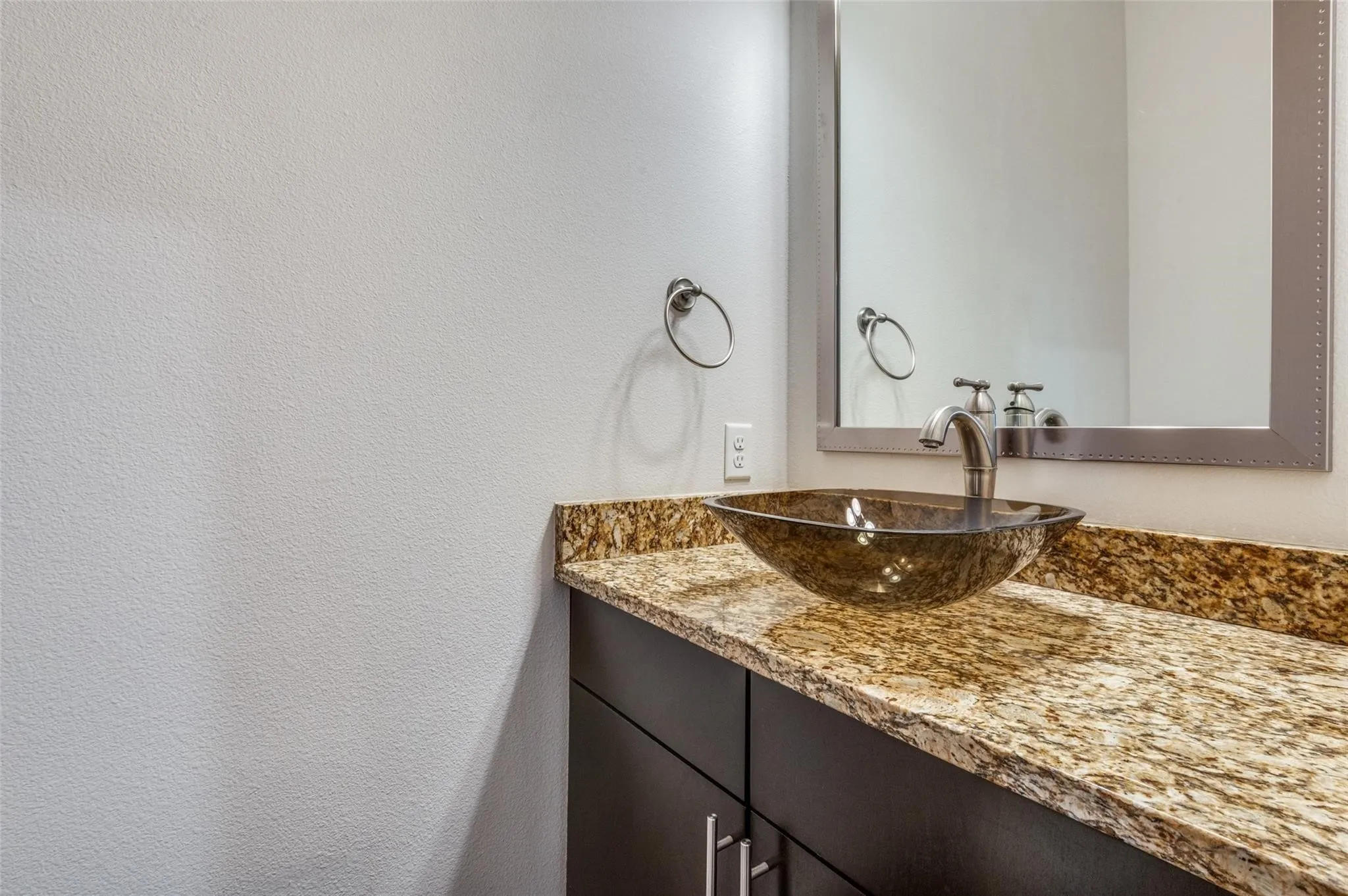 Townhouse For Rent in Dallas County , 3200 Ross Avenue 27, Dallas, Texas 75204, 3 Bedroom, 4 Bathroom, 2 Garage spaces, 2,022 Sqft, built in 2011, mls#21379230, Real Estate Agent in Dallas, Homes For Rent in Dallas county, Homes For Rent in Dallas, Realtor in Dallas Texas, Real Estate Brokerage Independent Realty Texas, Luminita Cordes Realtor
