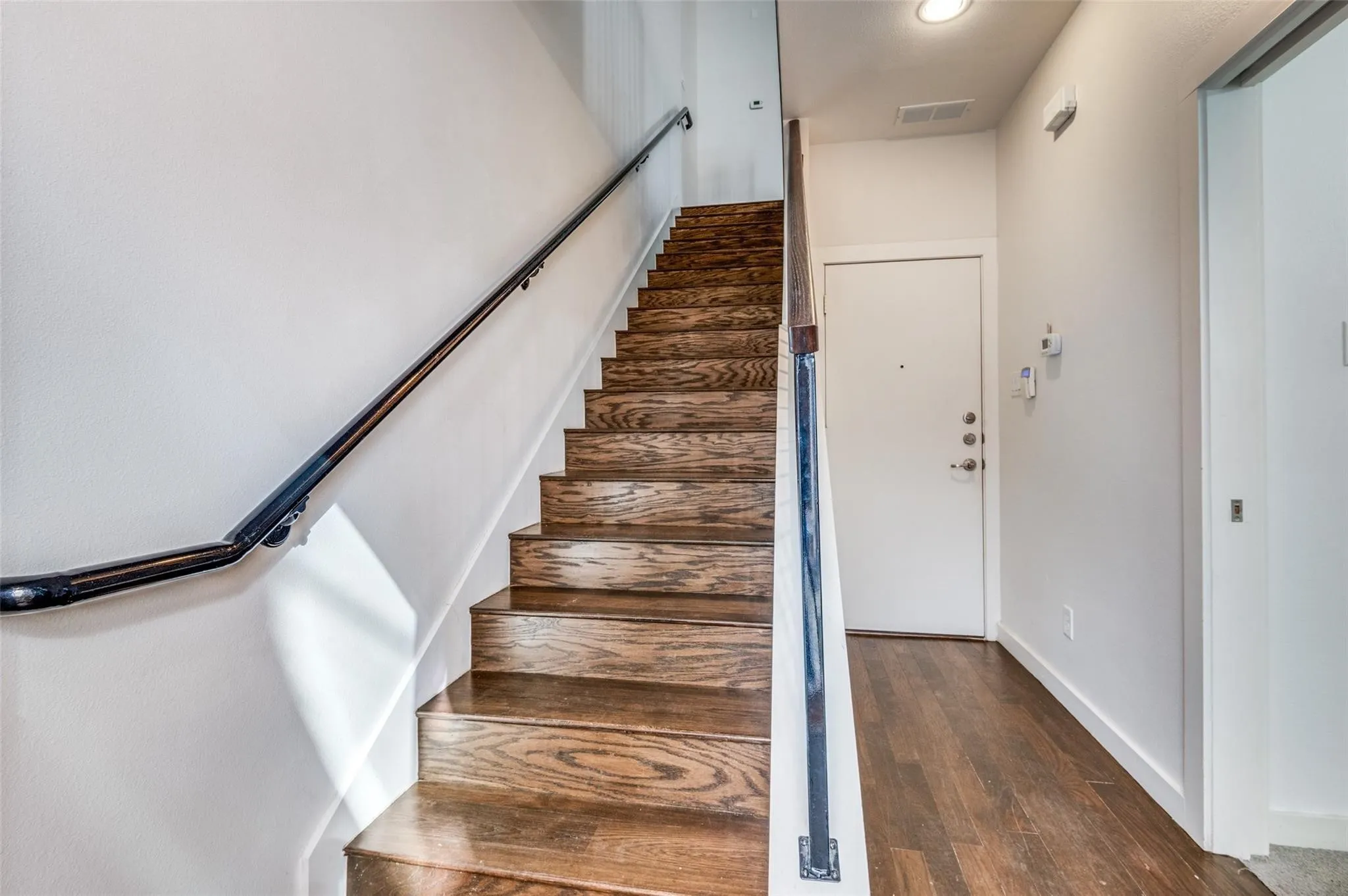 Townhouse For Rent in Dallas County , 3200 Ross Avenue 27, Dallas, Texas 75204, 3 Bedroom, 4 Bathroom, 2 Garage spaces, 2,022 Sqft, built in 2011, mls#21379230, Real Estate Agent in Dallas, Homes For Rent in Dallas county, Homes For Rent in Dallas, Realtor in Dallas Texas, Real Estate Brokerage Independent Realty Texas, Luminita Cordes Realtor