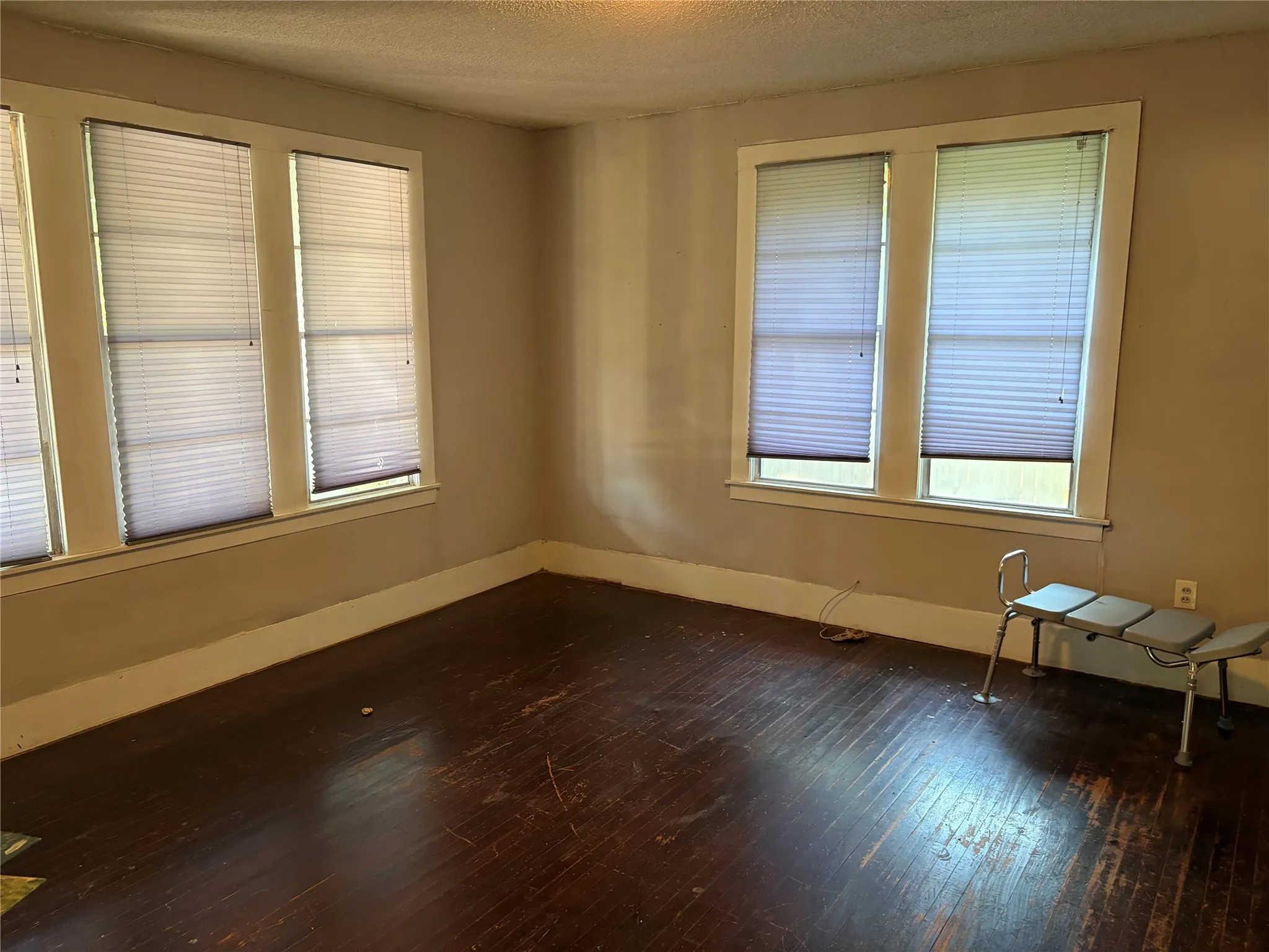 Single Family Residence For Sale in Comanche County , 704 W Walcott Avenue, Comanche, Texas 76442, 3 Bedroom, 2 Bathroom, 1 Garage spaces, 2,622 Sqft, built in 1940, mls#21381542, Real Estate Agent in Comanche, Homes For Sale in Comanche county, Homes For Sale in Comanche, Realtor in Comanche Texas, Real Estate Brokerage Independent Realty Texas, Luminita Cordes Realtor