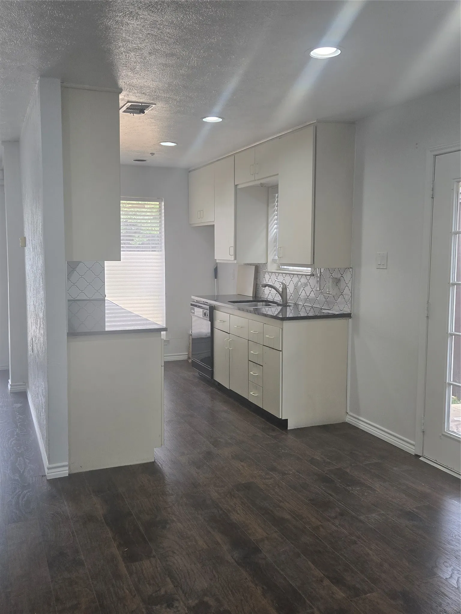 Single Family Residence For Sale in Dallas County , 1117 Mill River Drive, Garland, Texas 75043, 3 Bedroom, 2 Bathroom, 2 Garage spaces, 1,338 Sqft, built in 1966, mls#21372848, Real Estate Agent in Garland, Homes For Sale in Dallas county, Homes For Sale in Garland, Realtor in Garland Texas, Real Estate Brokerage Independent Realty Texas, Luminita Cordes Realtor