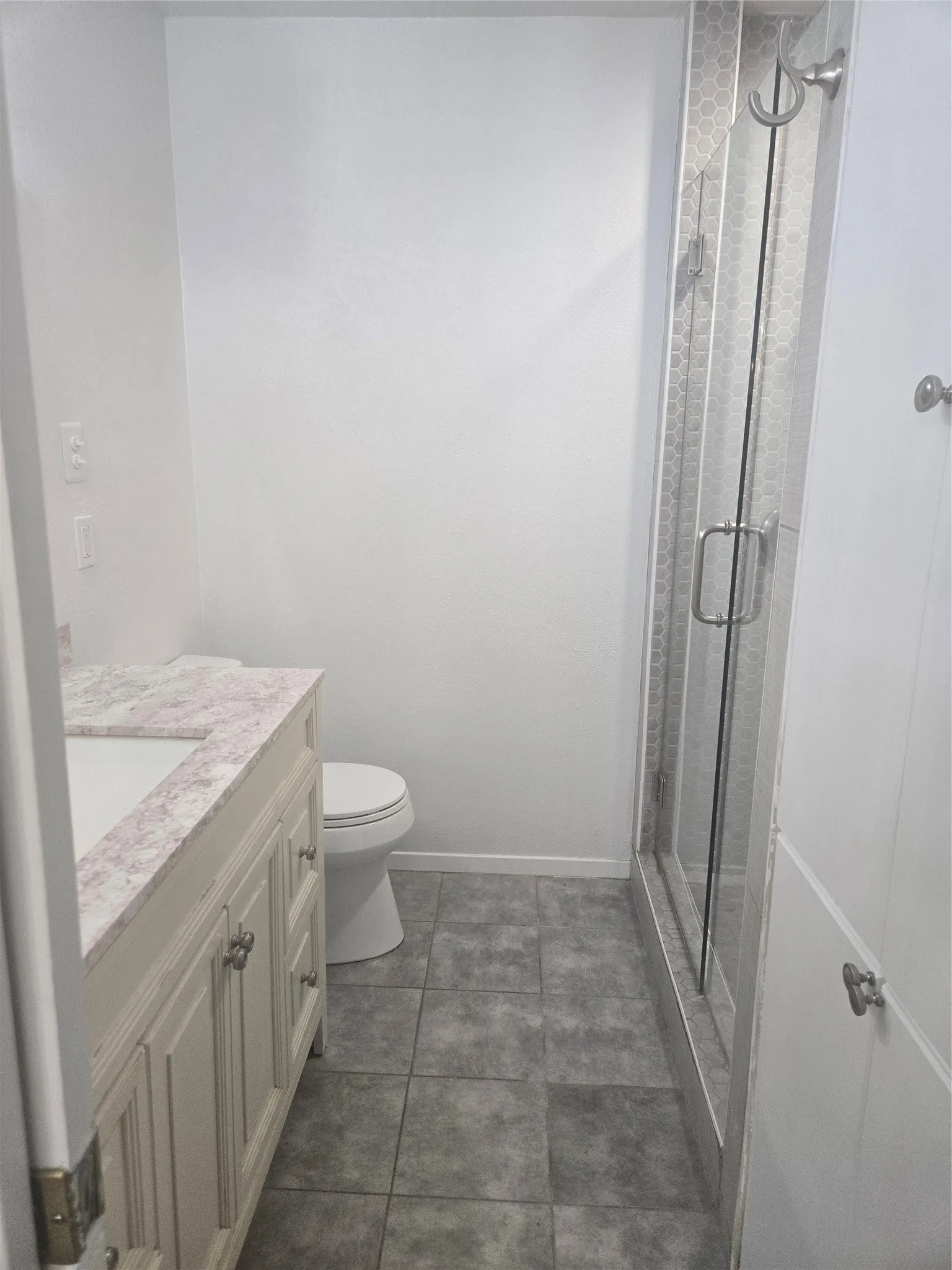 Guest/Hallway Bath