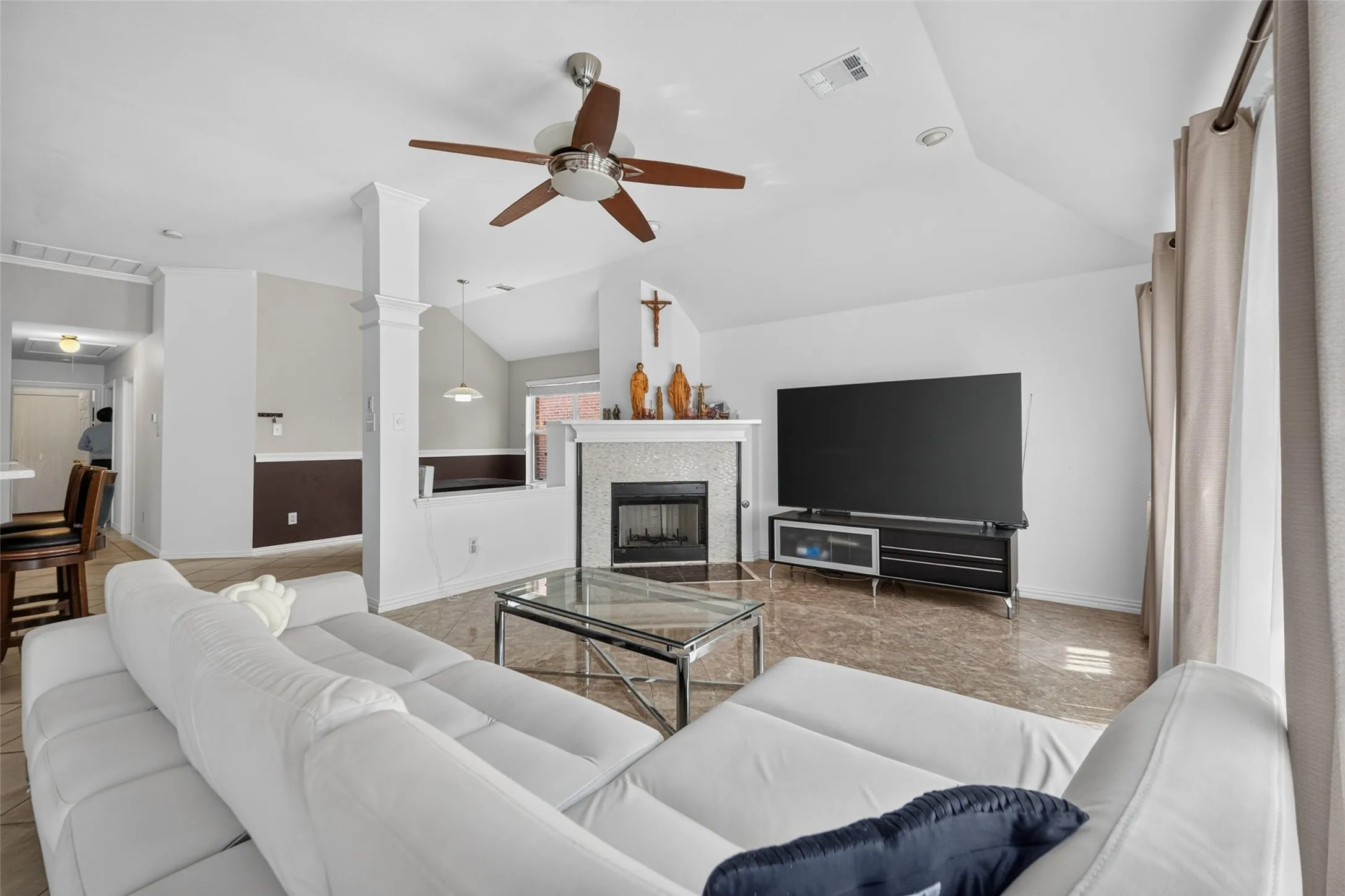 Single Family Residence For Sale in Dallas County , 3413 Castleman Cove Drive, Garland, Texas 75040, 4 Bedroom, 3 Bathroom, 2 Garage spaces, 2,411 Sqft, built in 2000, mls#21373459, Real Estate Agent in Garland, Homes For Sale in Dallas county, Homes For Sale in Garland, Realtor in Garland Texas, Real Estate Brokerage Independent Realty Texas, Luminita Cordes Realtor