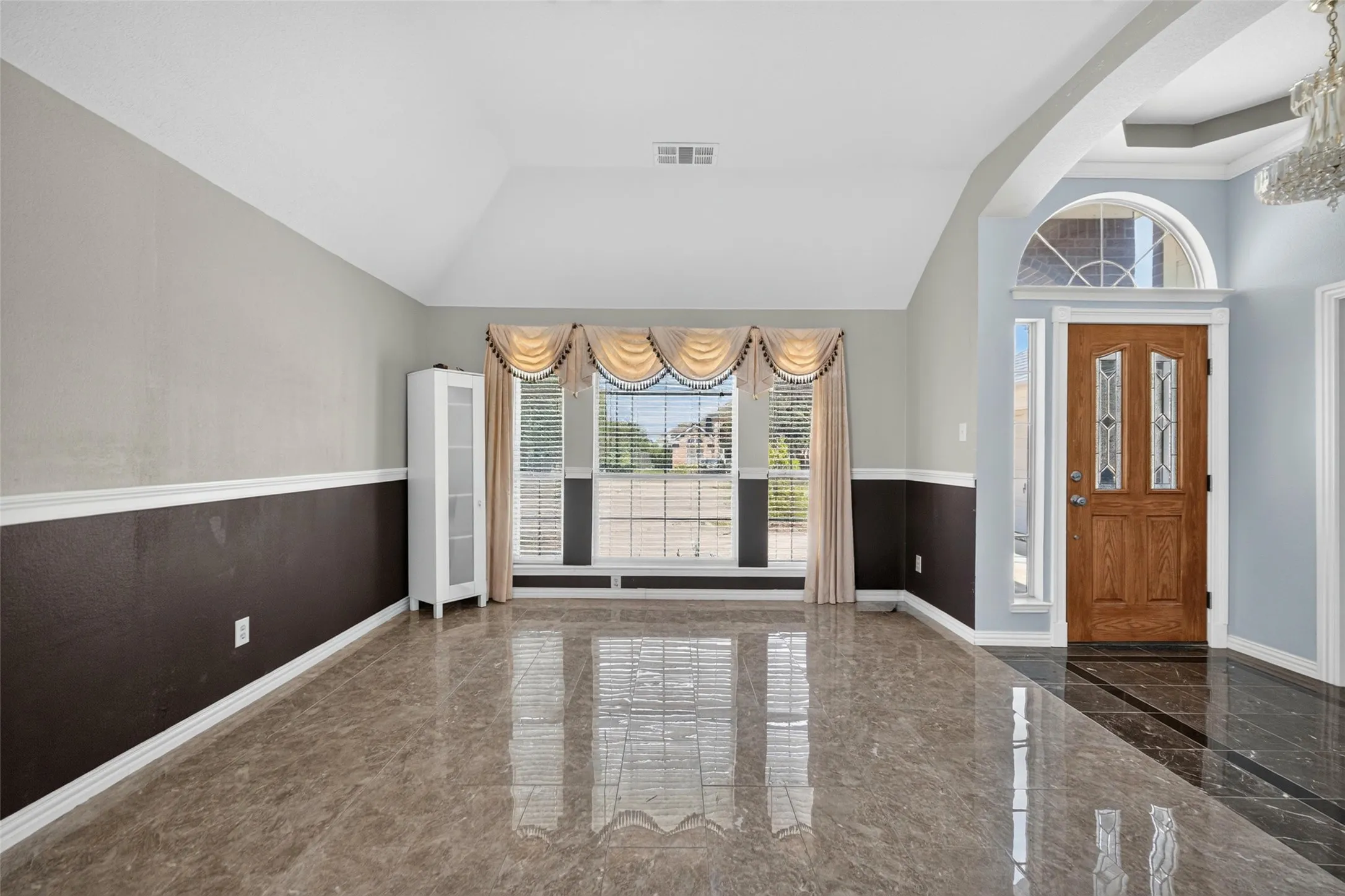 Single Family Residence For Sale in Dallas County , 3413 Castleman Cove Drive, Garland, Texas 75040, 4 Bedroom, 3 Bathroom, 2 Garage spaces, 2,411 Sqft, built in 2000, mls#21373459, Real Estate Agent in Garland, Homes For Sale in Dallas county, Homes For Sale in Garland, Realtor in Garland Texas, Real Estate Brokerage Independent Realty Texas, Luminita Cordes Realtor