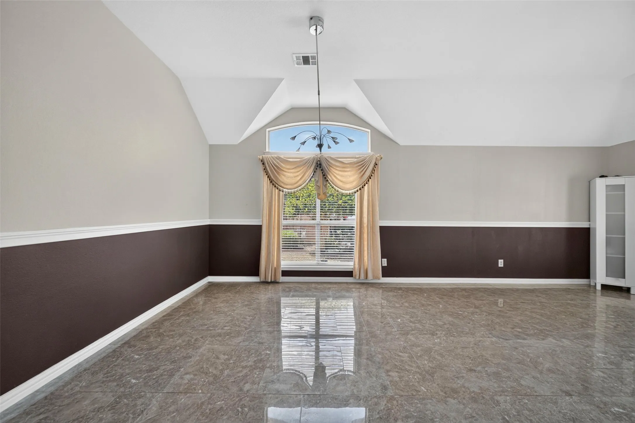 Single Family Residence For Sale in Dallas County , 3413 Castleman Cove Drive, Garland, Texas 75040, 4 Bedroom, 3 Bathroom, 2 Garage spaces, 2,411 Sqft, built in 2000, mls#21373459, Real Estate Agent in Garland, Homes For Sale in Dallas county, Homes For Sale in Garland, Realtor in Garland Texas, Real Estate Brokerage Independent Realty Texas, Luminita Cordes Realtor