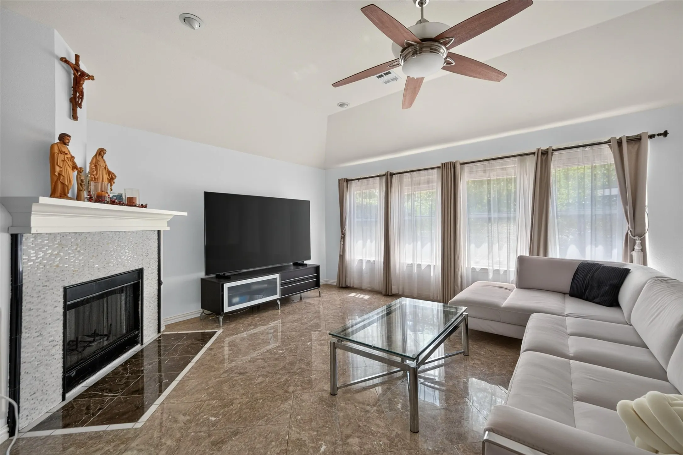 Single Family Residence For Sale in Dallas County , 3413 Castleman Cove Drive, Garland, Texas 75040, 4 Bedroom, 3 Bathroom, 2 Garage spaces, 2,411 Sqft, built in 2000, mls#21373459, Real Estate Agent in Garland, Homes For Sale in Dallas county, Homes For Sale in Garland, Realtor in Garland Texas, Real Estate Brokerage Independent Realty Texas, Luminita Cordes Realtor