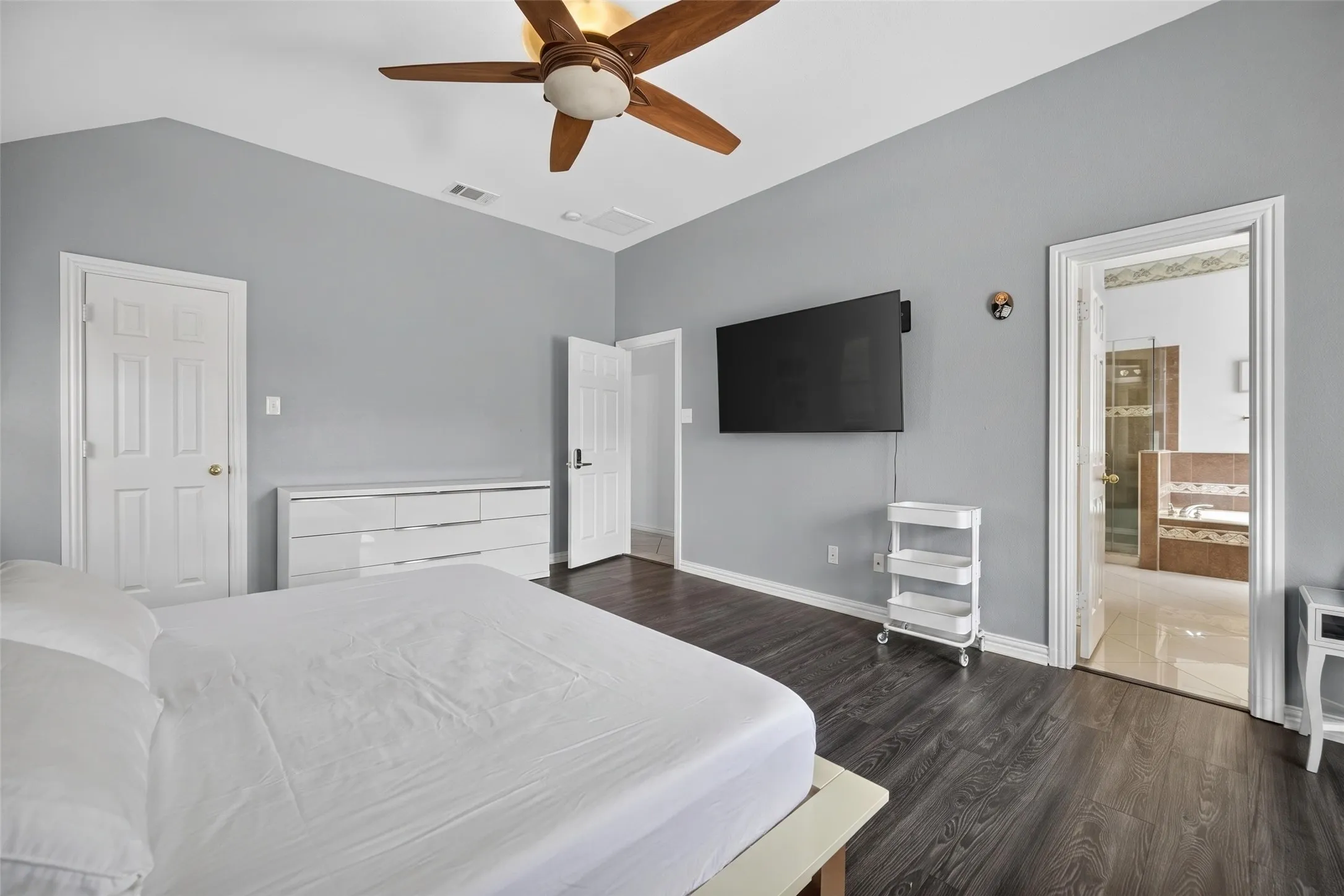 Single Family Residence For Sale in Dallas County , 3413 Castleman Cove Drive, Garland, Texas 75040, 4 Bedroom, 3 Bathroom, 2 Garage spaces, 2,411 Sqft, built in 2000, mls#21373459, Real Estate Agent in Garland, Homes For Sale in Dallas county, Homes For Sale in Garland, Realtor in Garland Texas, Real Estate Brokerage Independent Realty Texas, Luminita Cordes Realtor